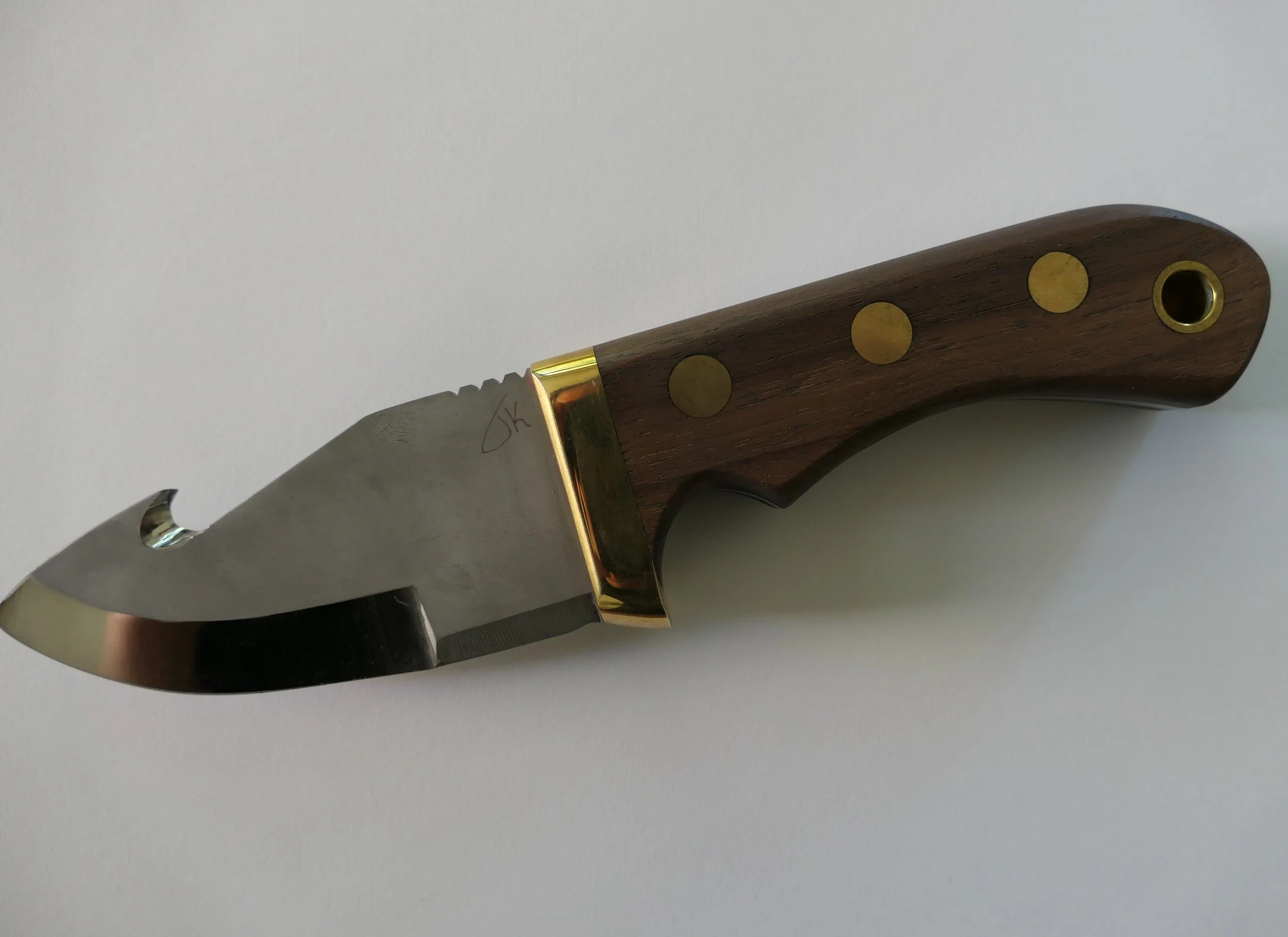 Jagdmesser mit zwei Klingengeometrien, spiegelpolierte Schneide und "Knochenbrecher" - Griff aus Nussbaum, Nieten und Parier Element aus Messing 