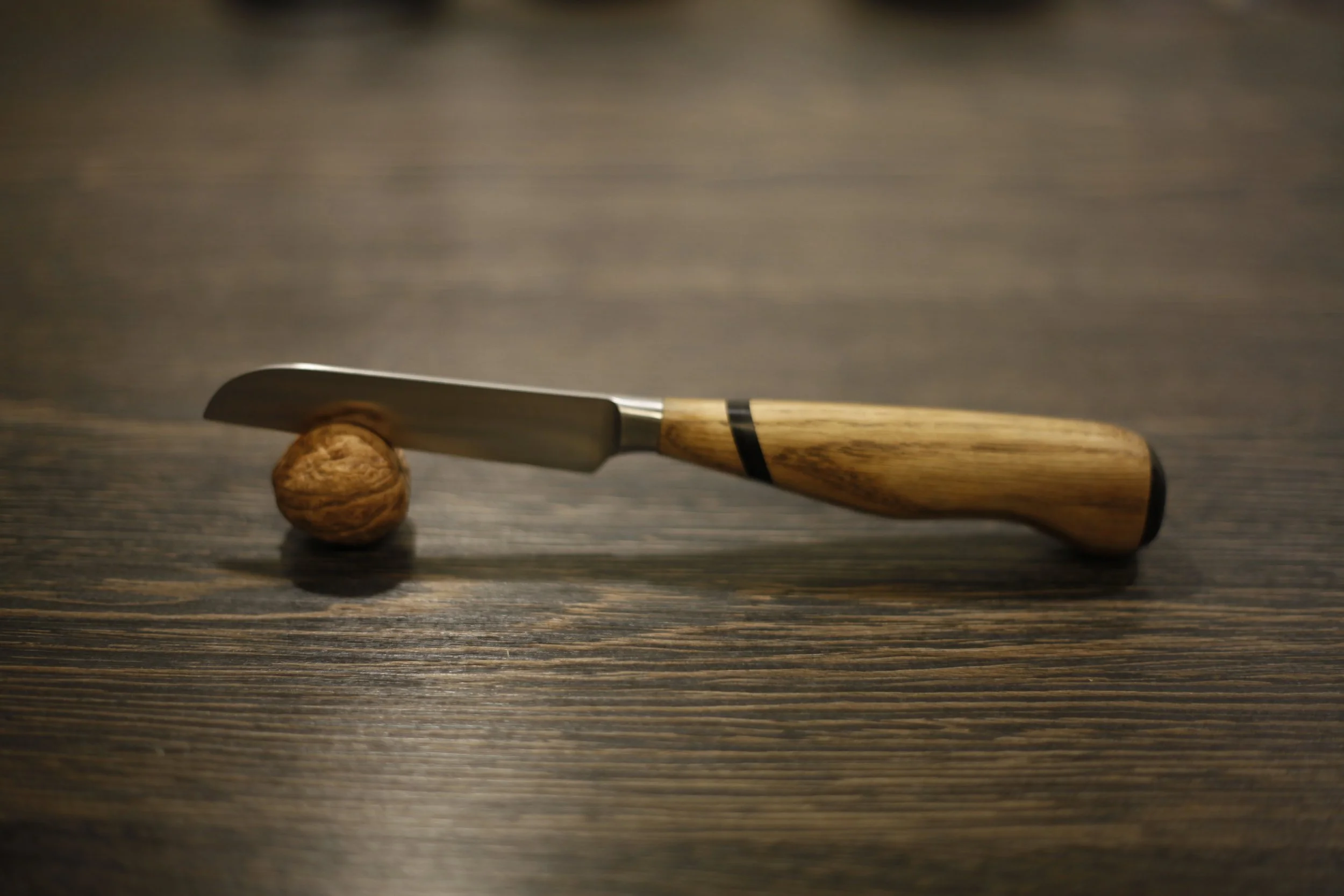 Kleines Küchenmesser aus Eiche mit Zwischenlage und Abschluss aus Büffelhorn 