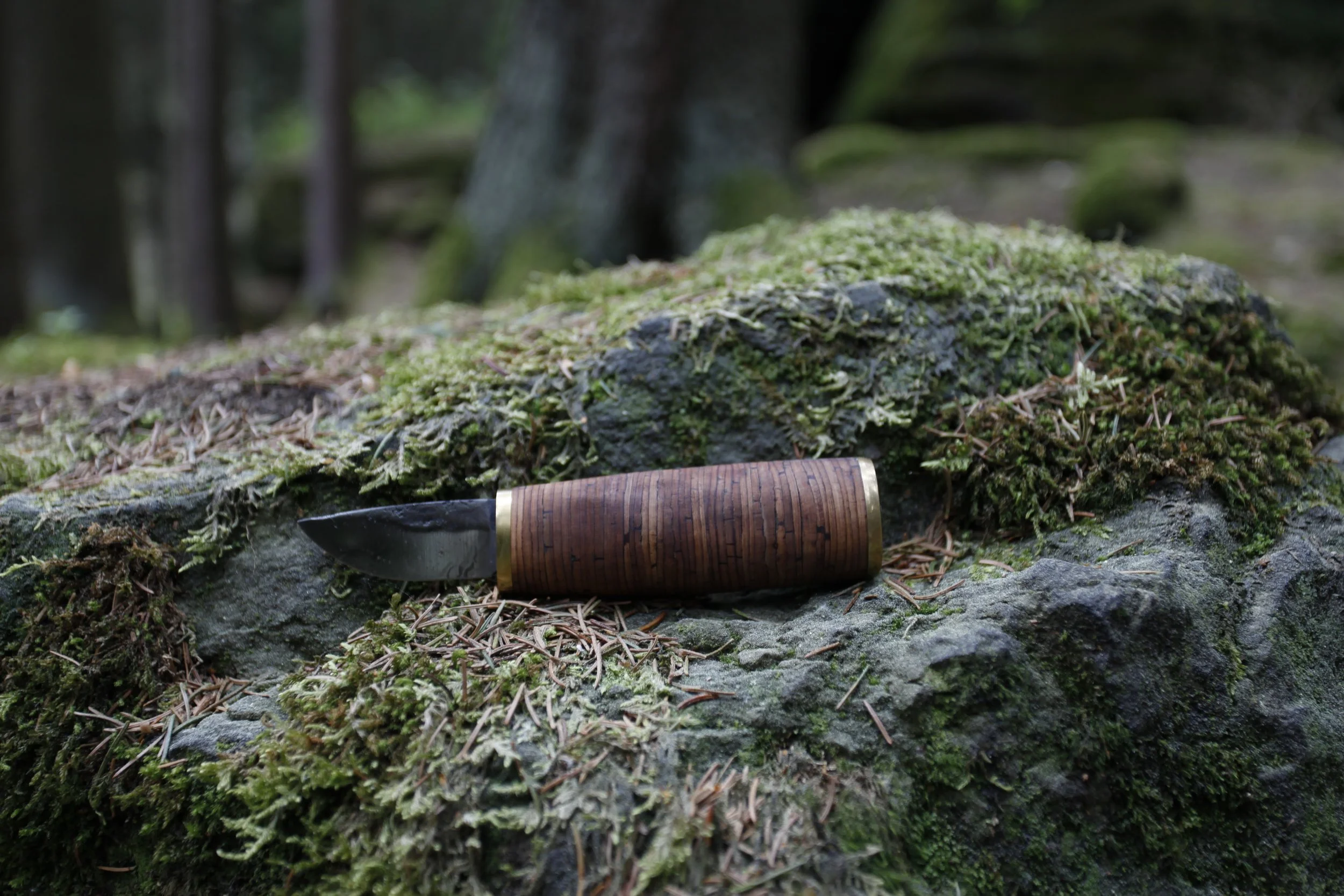 geschmiedetes Jagdmesser nach finnischer Tradition mit Griff aus gestapelter Birkenrinde 