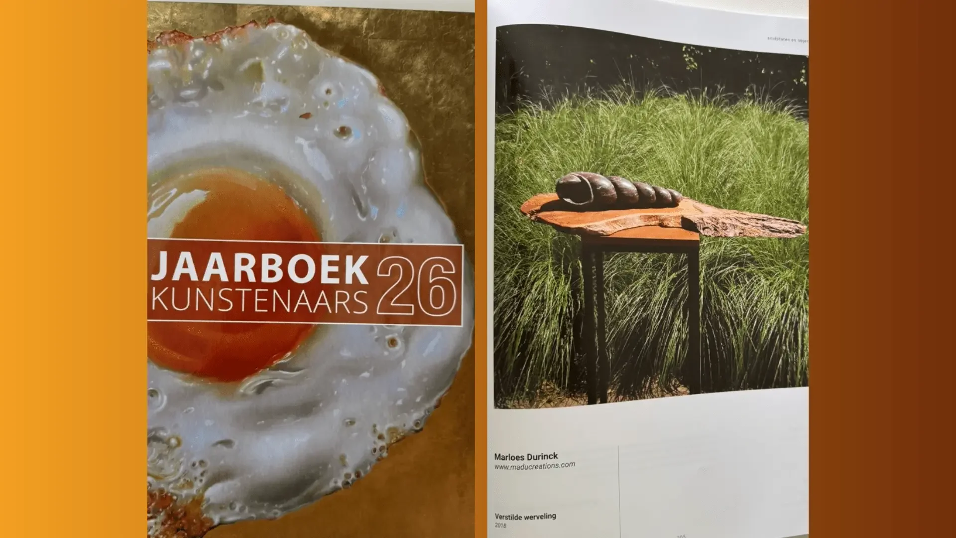 Het linker deel van de afbeelding toont een close-up van een spiegelei met een dooier en eiwit, op een houten oppervlak. Rechts hiervan is een bladzijde uit een kunstboek met een foto van een sculptuur van op een houten plaat, geplaatst in een natuurlijke omgeving met groen gras op de achtergrond.