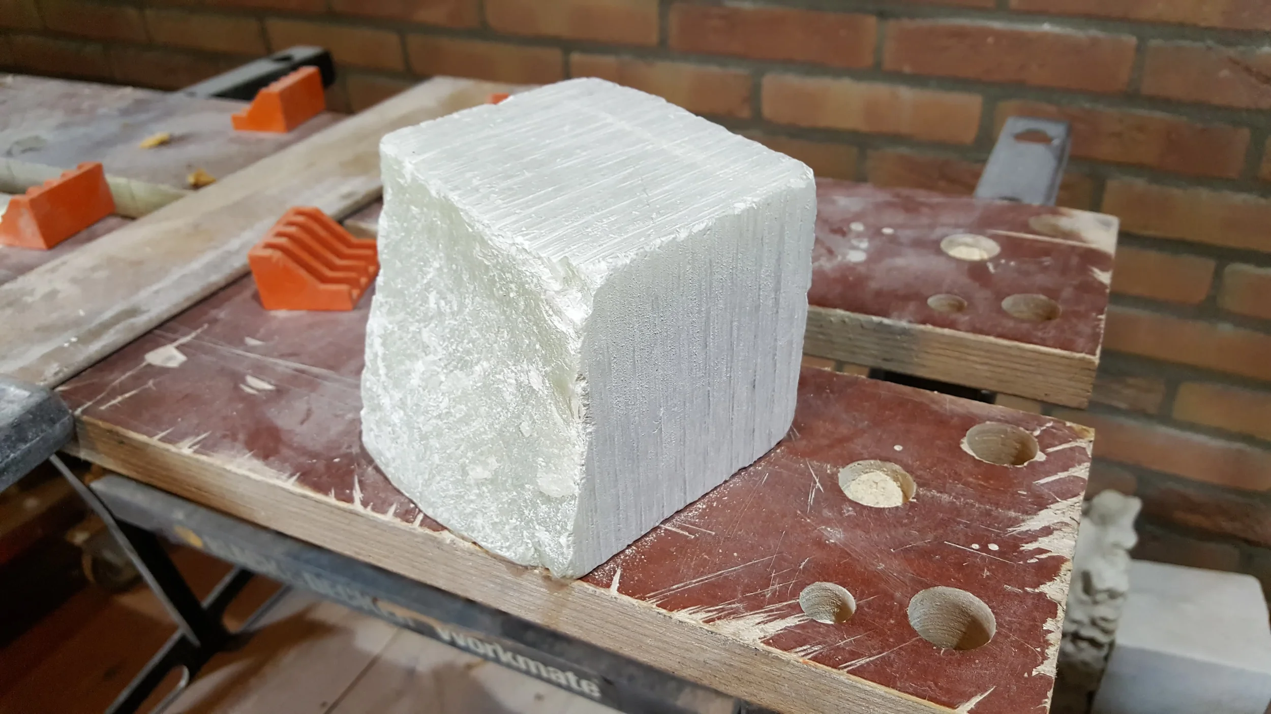 Ruwe blok steen voor het beeld Dubbel