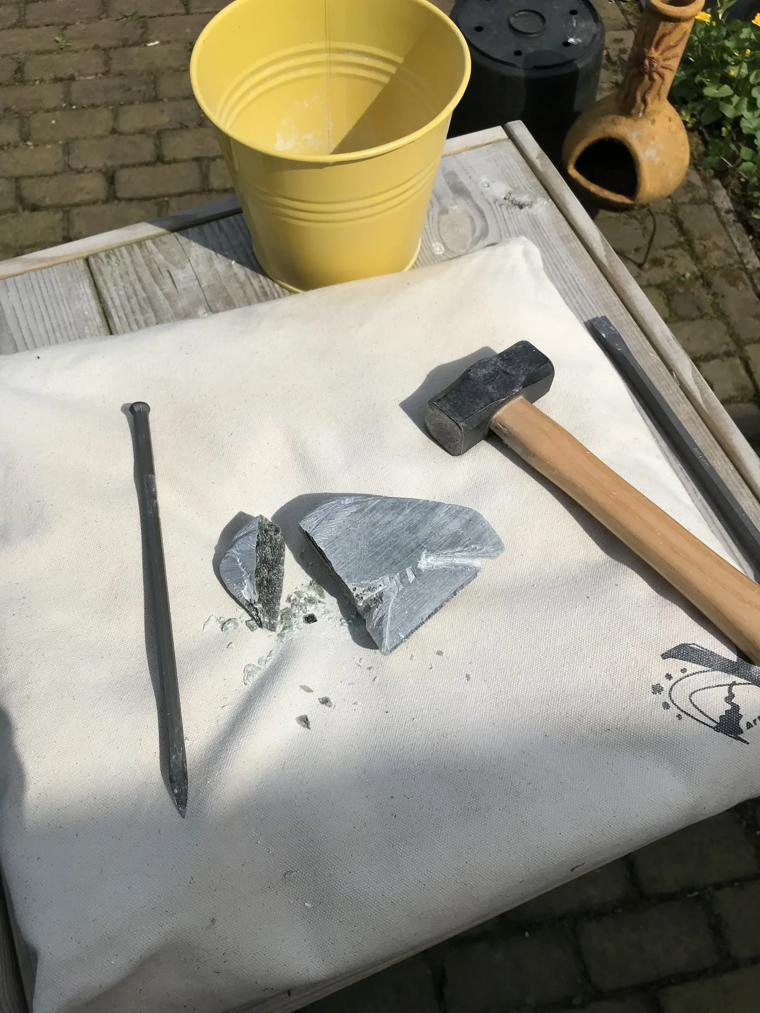 Stuk van de kop van het beeldje Onverwachts eraf tijdens het maken