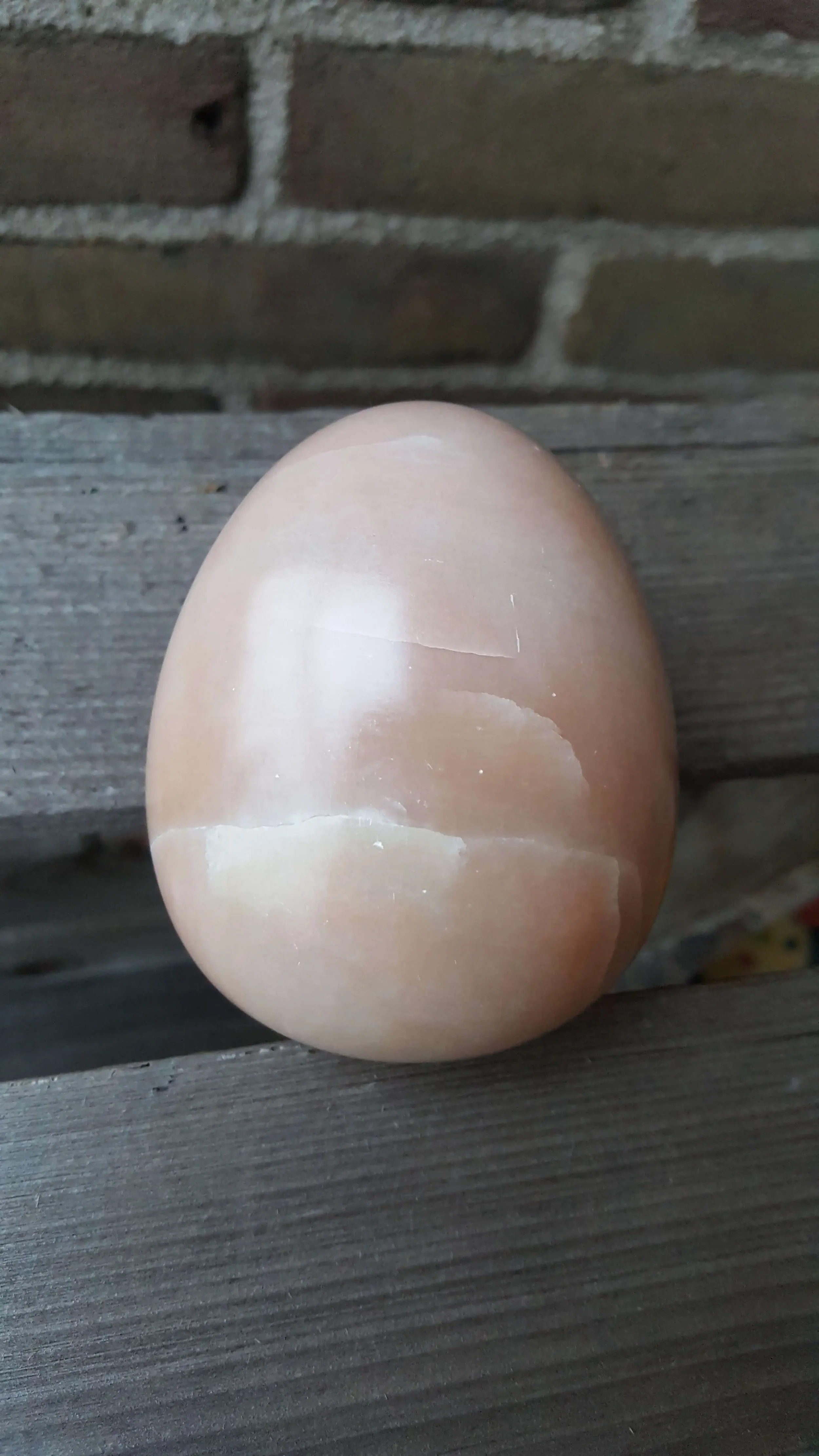 Roze spekstenen ei met witte aders zichtbaar.