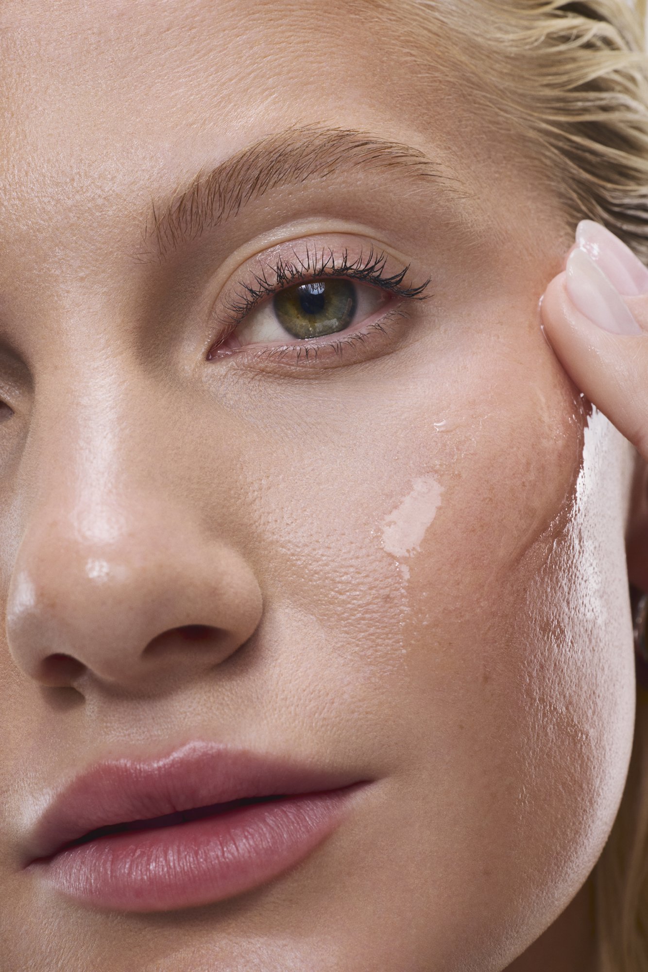 CETAPHIL_NOURISH_10_KENNEDY_CLEANSING_03786_HR.jpg