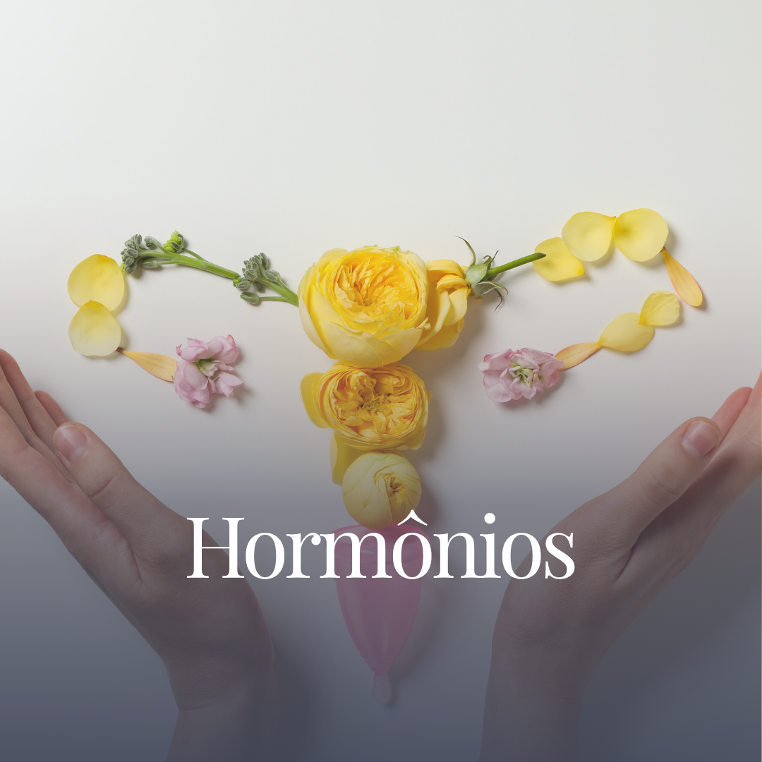 Flor de girassol amarela rodeada de pétalas de rosa e folhas verdes, colocadas em forma de coração, com mãos segurando o fundo branco, e a palavra 'Hormônios' escrita na parte inferior.