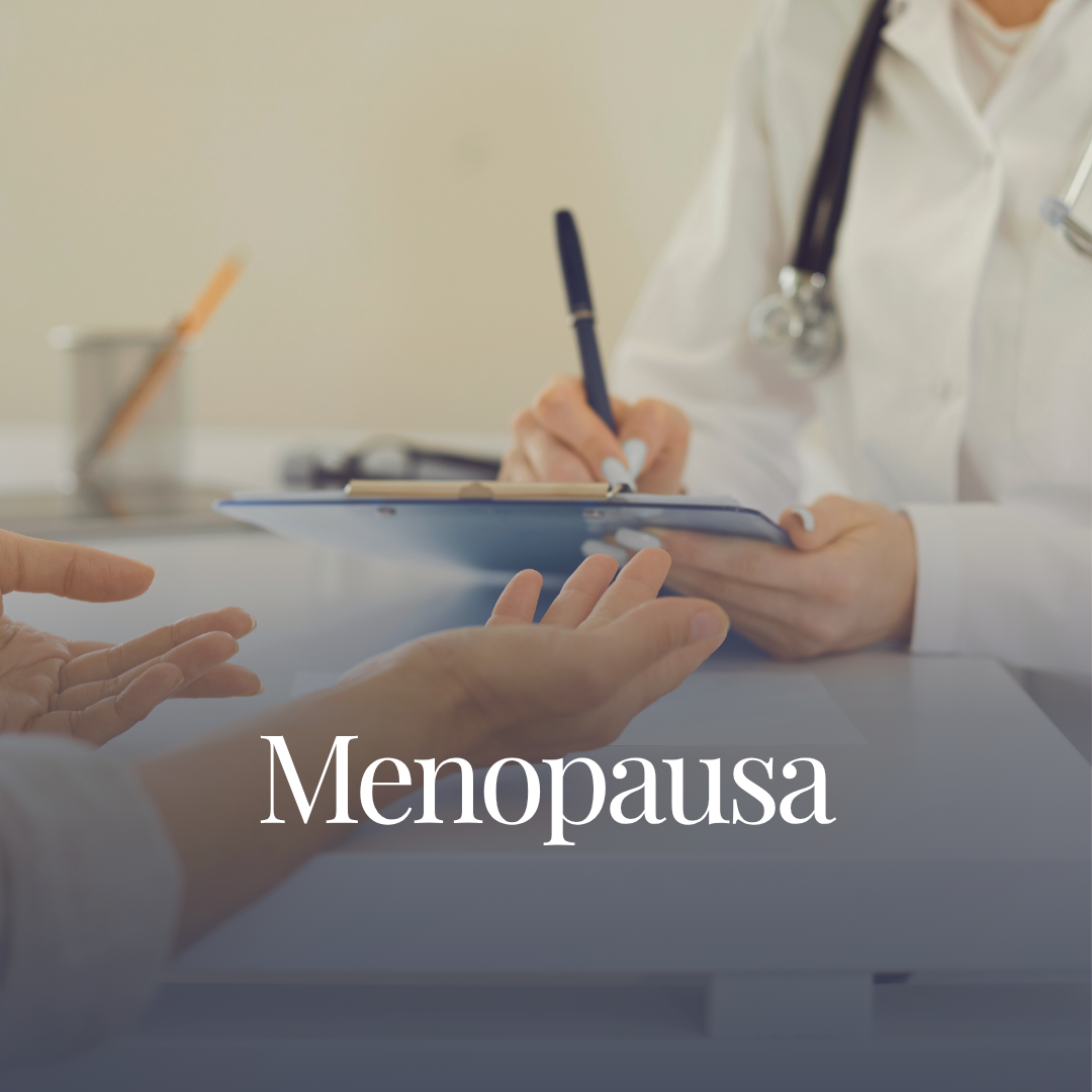 Duas mãos, uma de uma mulher mais velha, e uma de uma médica com estetoscópio, em ambiente clínico, discutindo sobre menopausa.