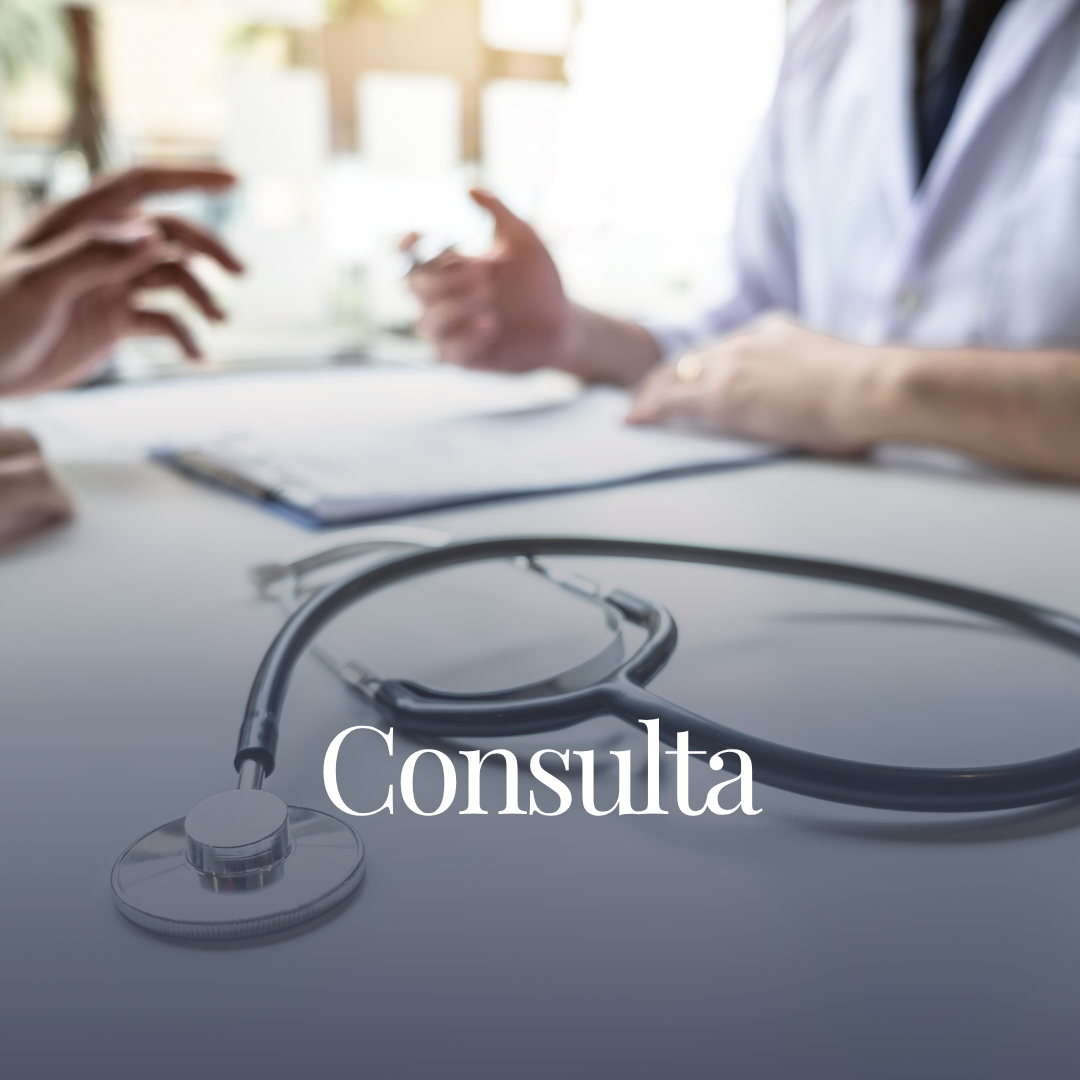 Estetoscópio sobre mesa, com pessoas ao fundo em consulta médica em ambiente clínico.