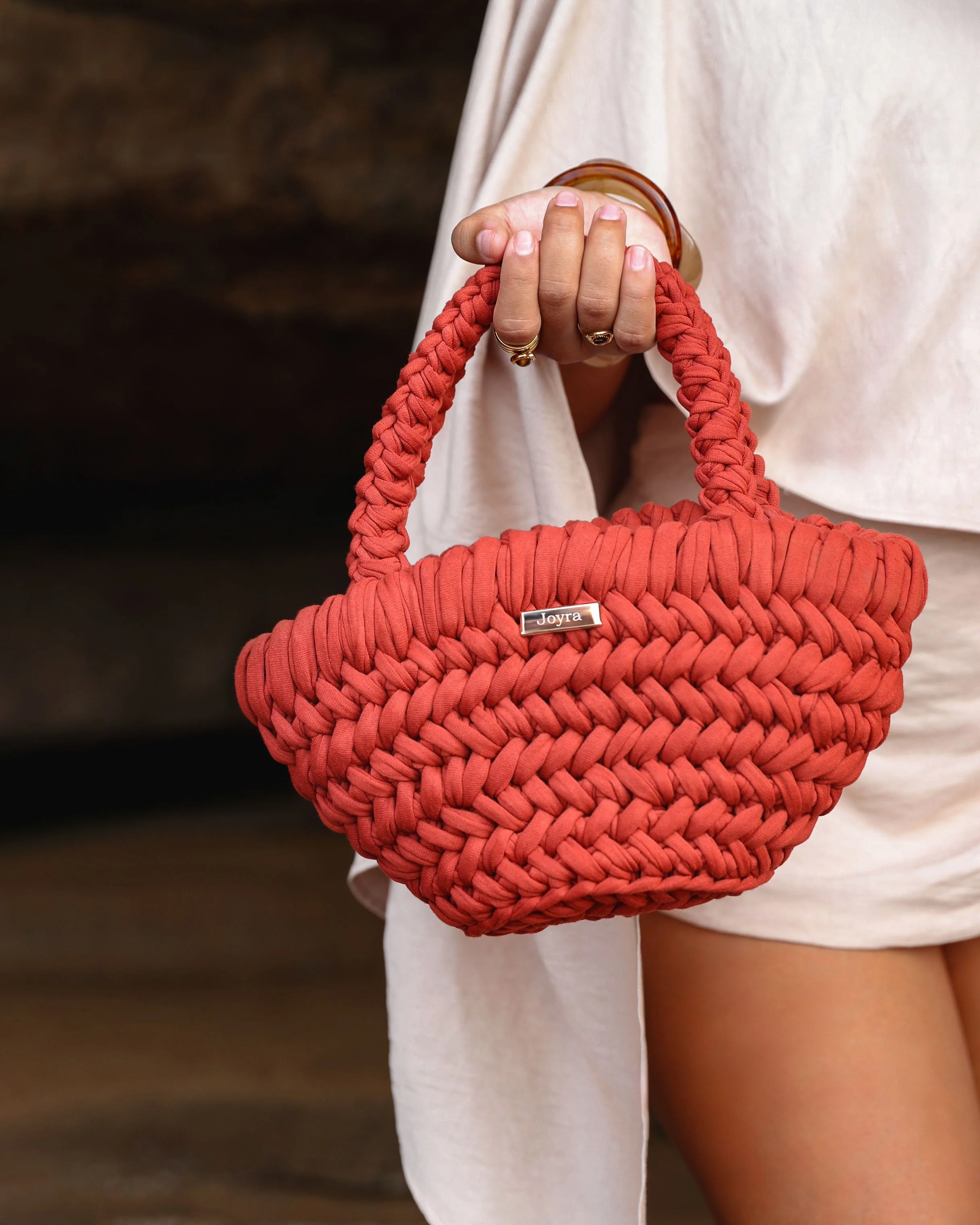 Détail d’un sac à main en crochet confectionné à la main par Joyra.