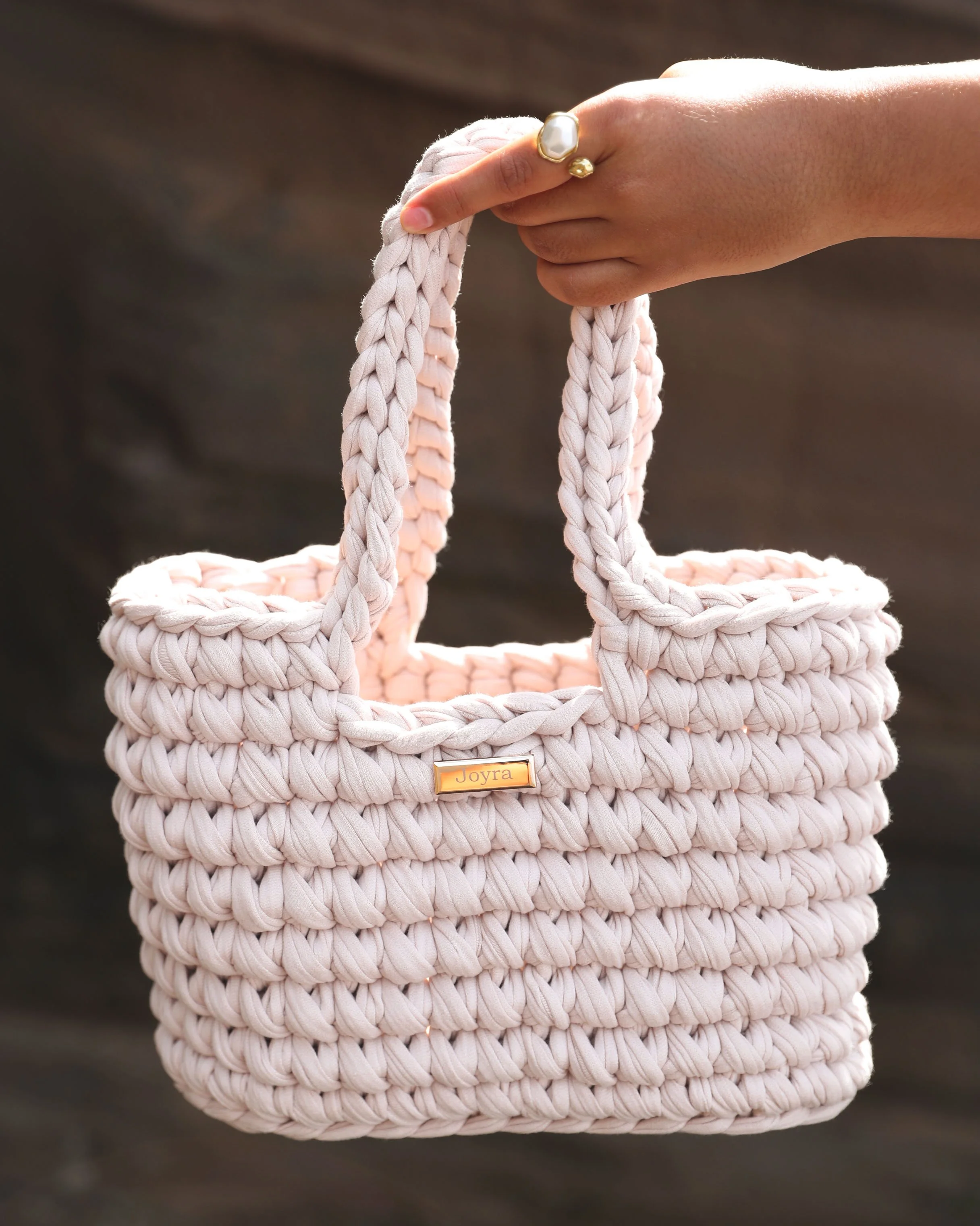 Sac à main Joy nude en crochet, confectionné à la main par Joyra.