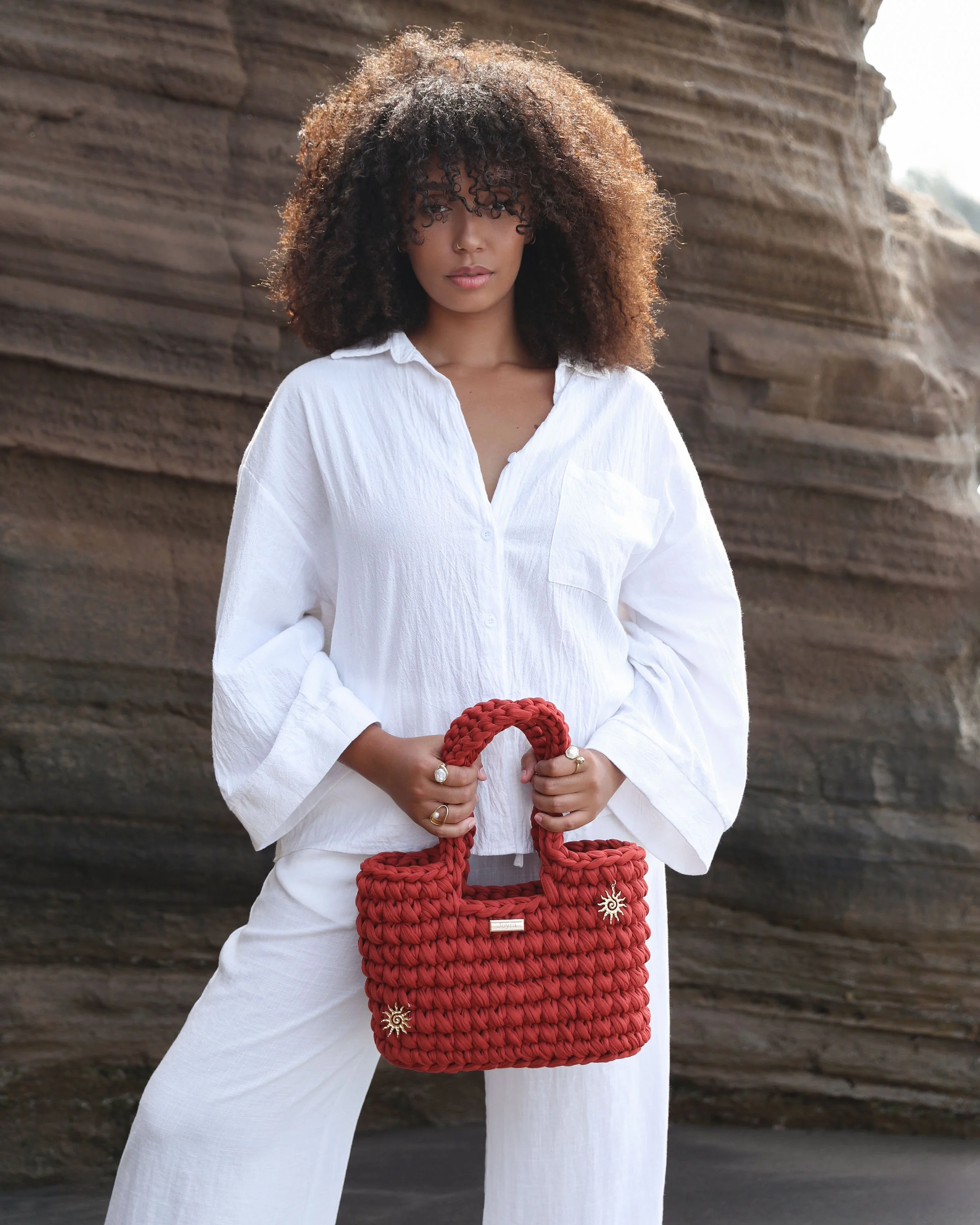 Femme portant le sac à main Joy rouille confectionné à la main par Joyra.