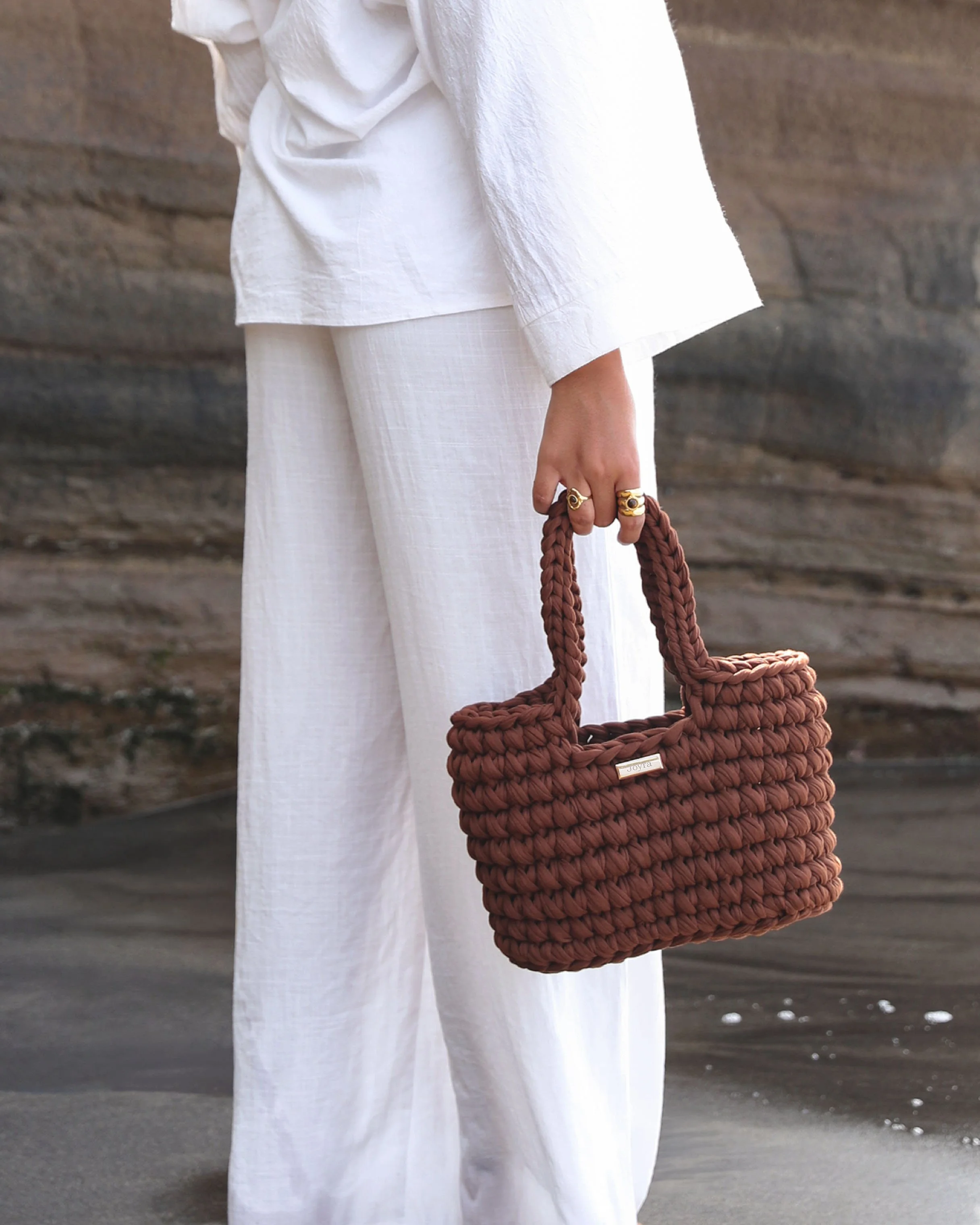 Sac à main Joy marron pour femme, confectionné à la main par Joyra.