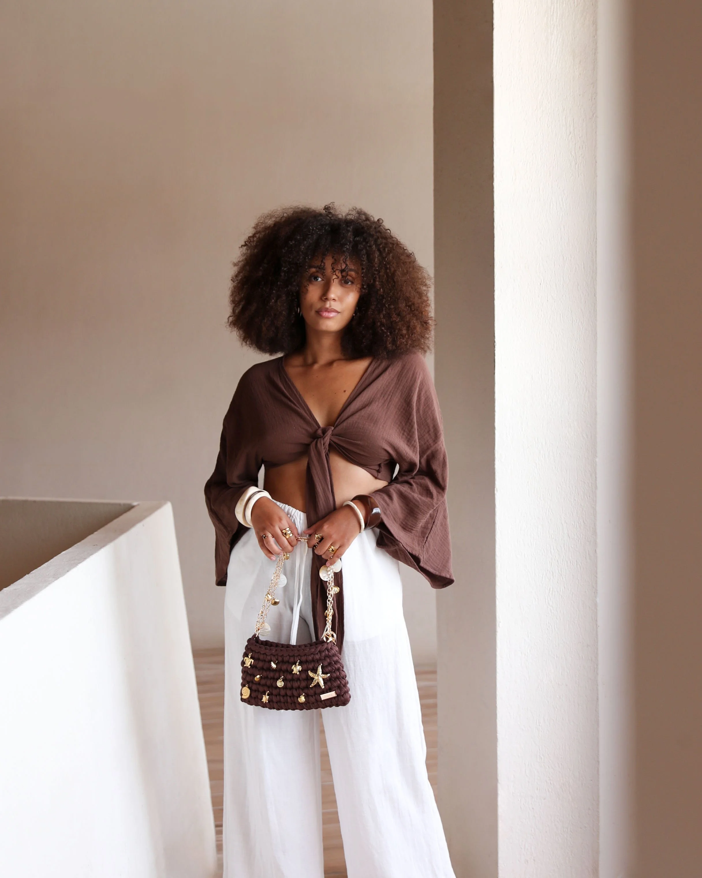 Femme portant le sac à main Ariel marron confectionné à la main par Joyra