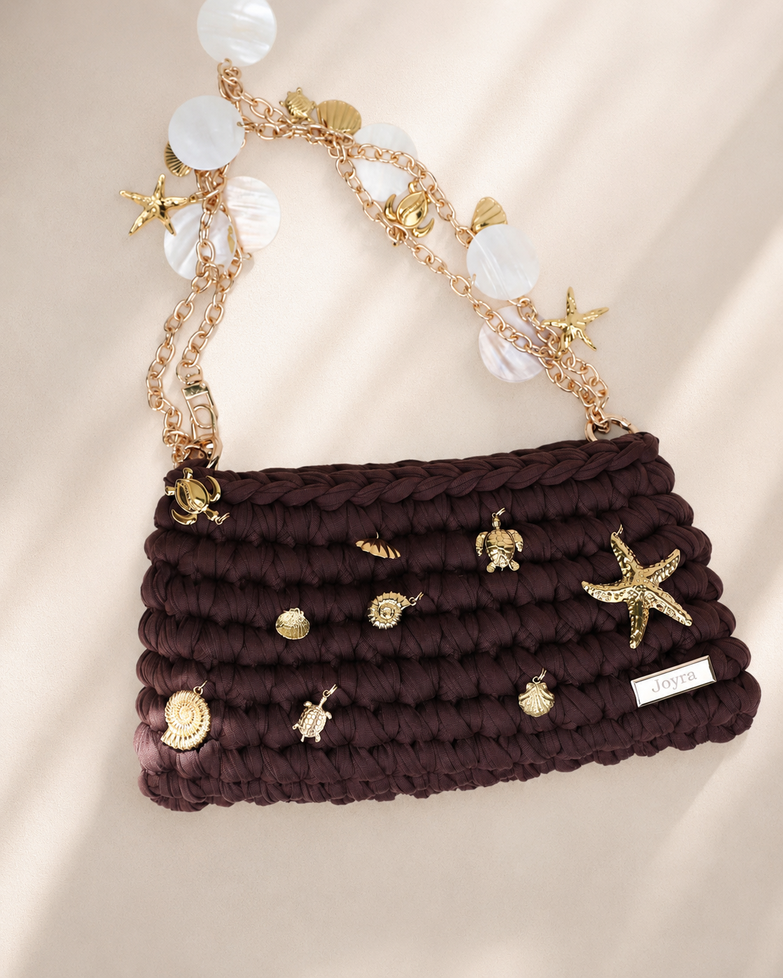 Sac à main Ariel marron avec chaîne et détails marins, confectionné à la main par Joyra