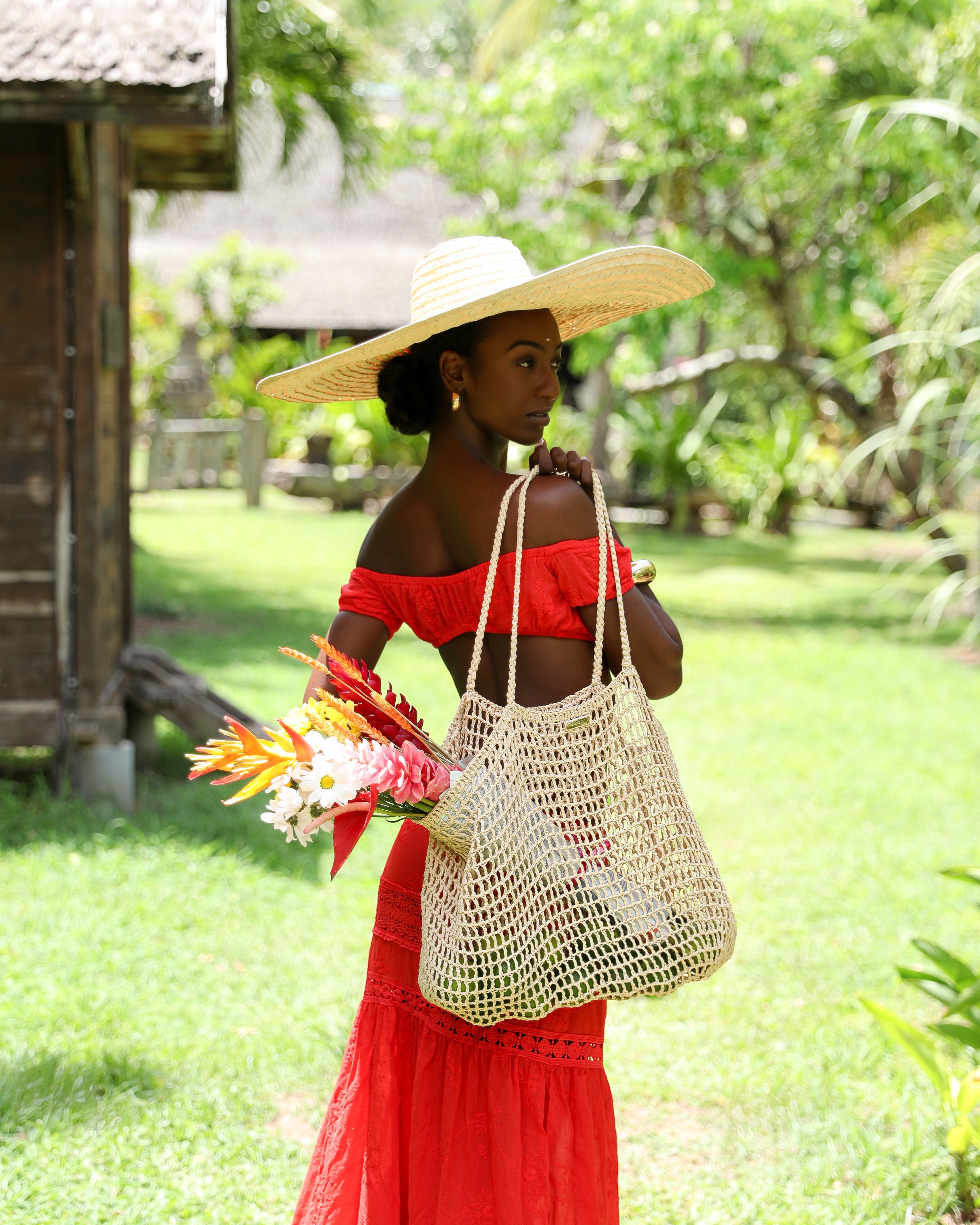 Sac à main femme porté épaule – sac Bali Joyra dans un décor tropical