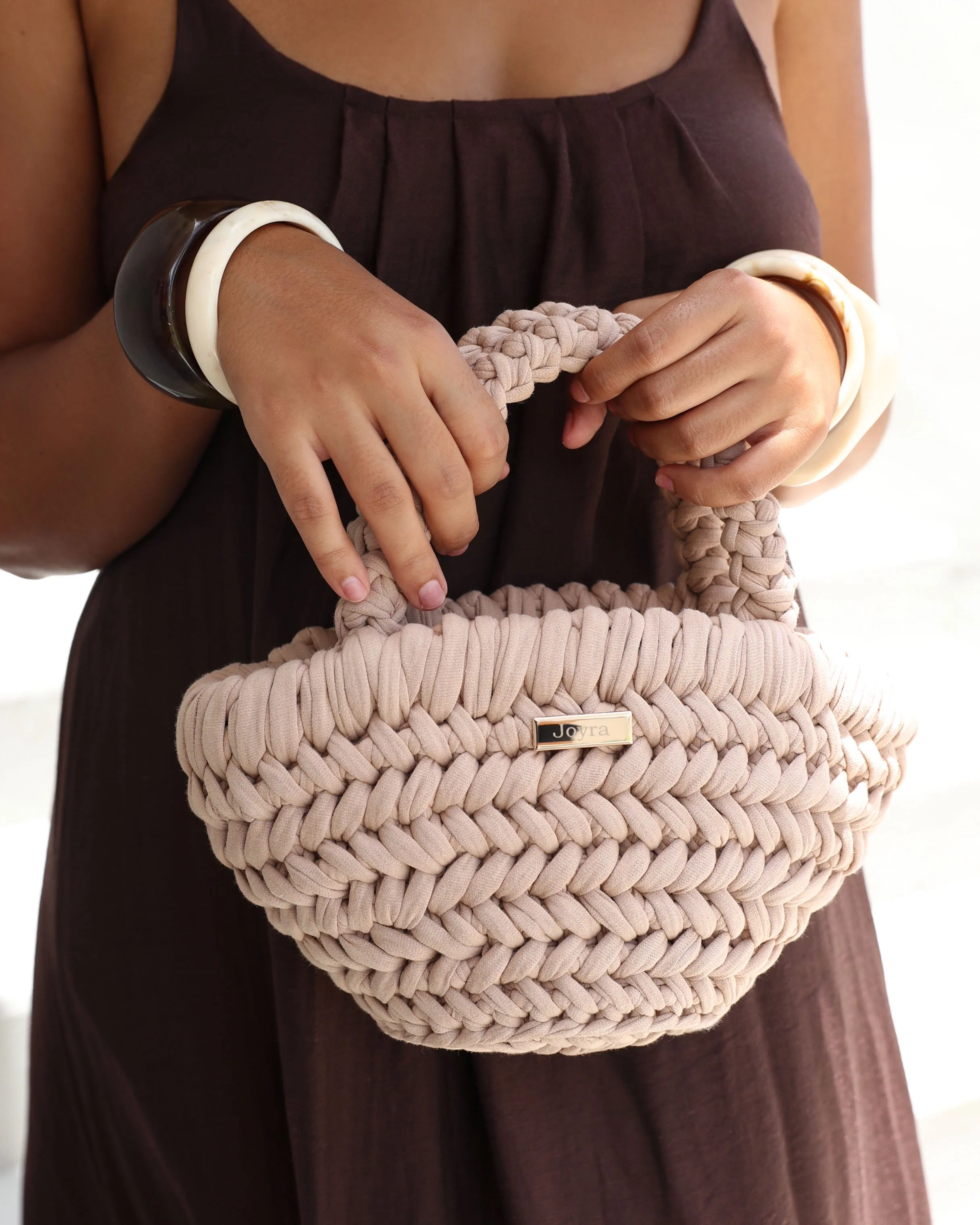 Sac à main beige élégant, confectionné à la main par Joyra.