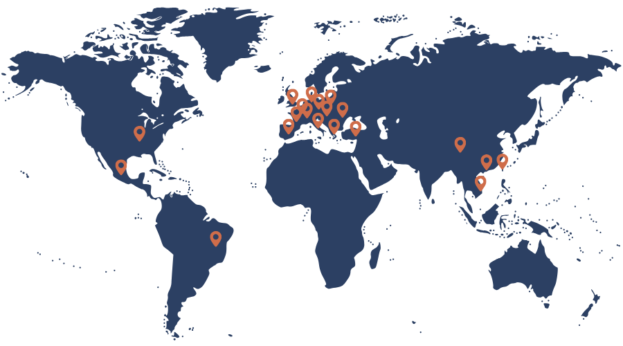 Carte du monde avec plusieurs marqueurs orange indiquant différents endroits