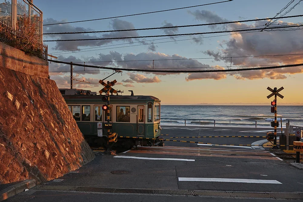 kamakura-train-crossing-slam-dunk-low.webp