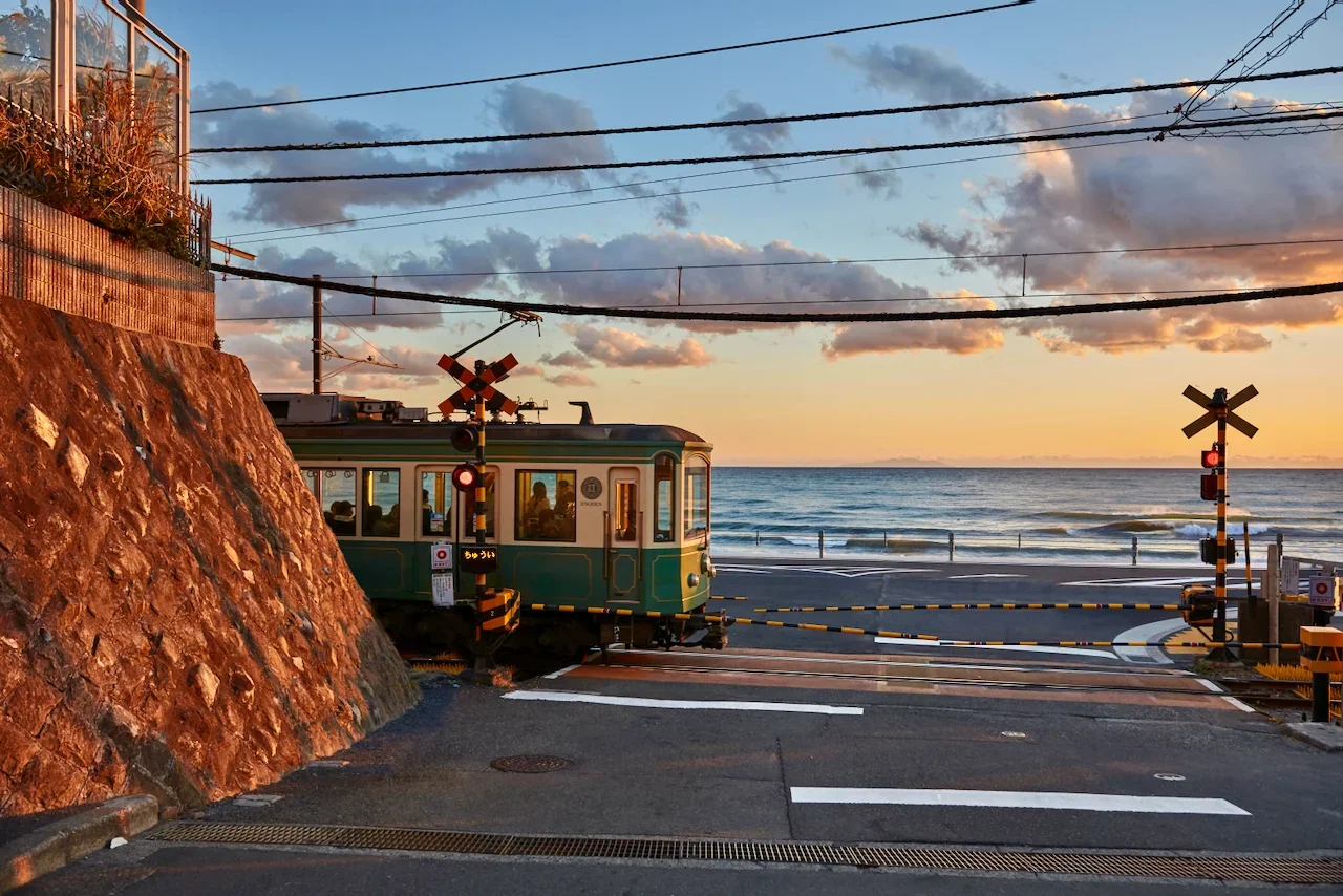 kamakura-train-crossing-slam-dunk-low-res.webp