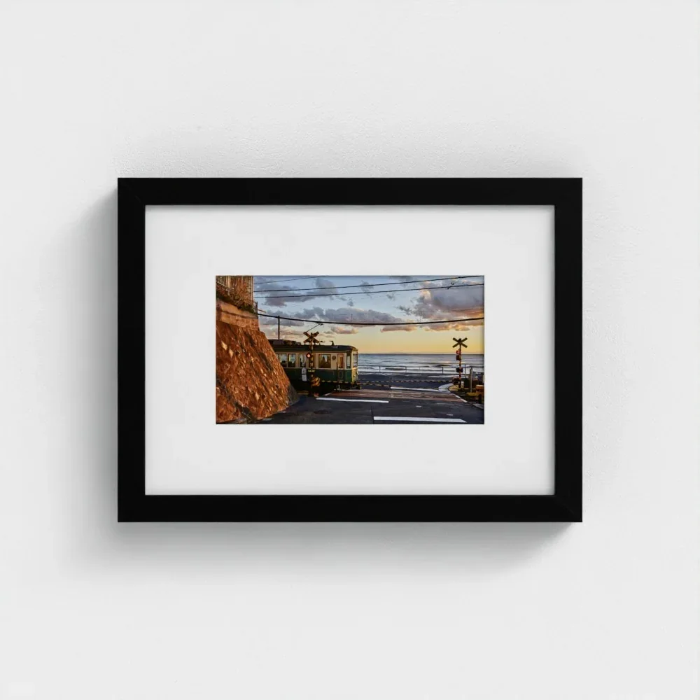 kamakura-train-slam-dunk-size-a4-black-frame-&-mount-print.webp