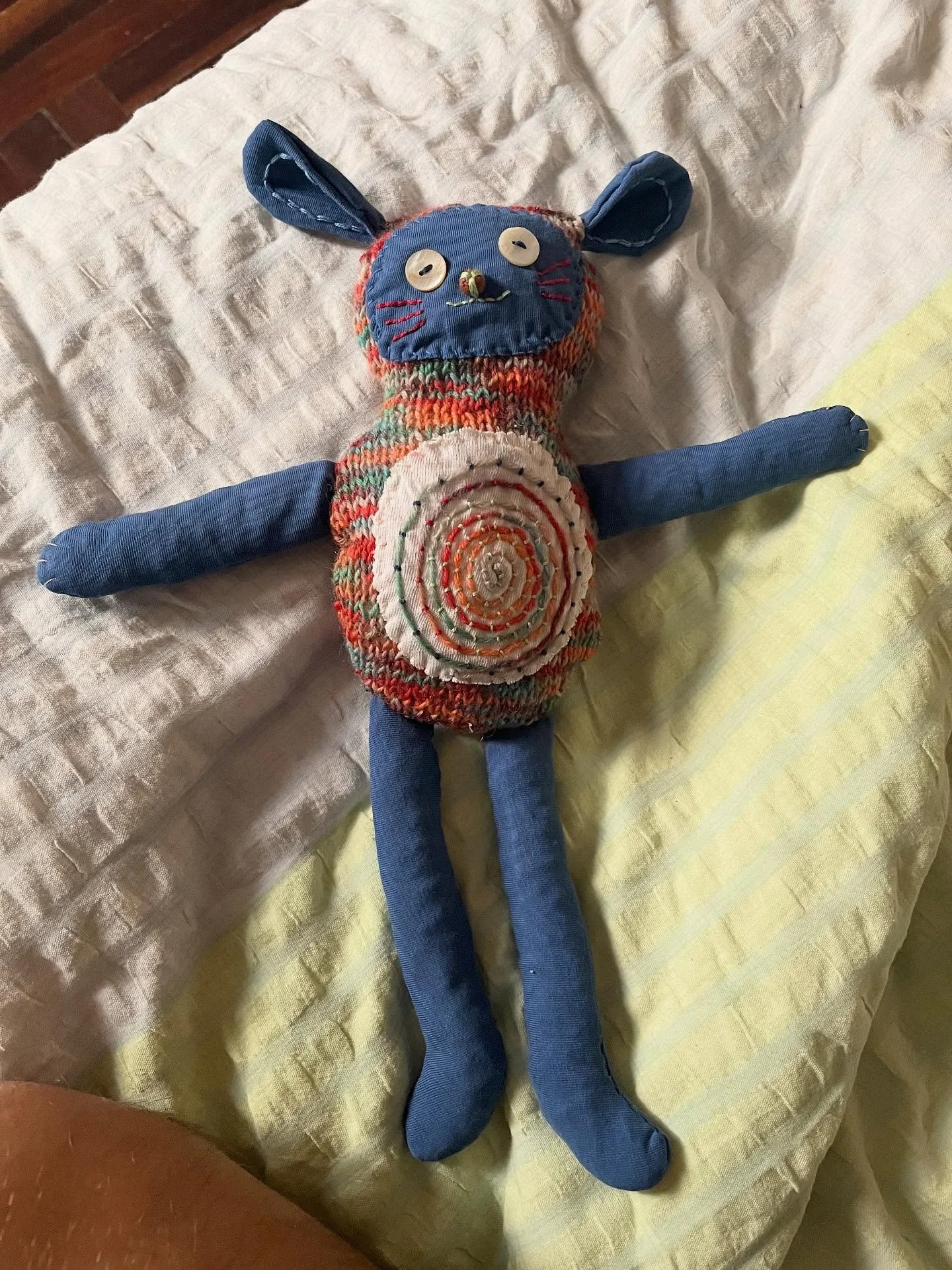 PINGO BUBBLETOOTH IS BORN!!!!! 🥰💗 Conceptualized and begun on a train ride to M&aacute;laga, and completed a month later in Bilbao, our travel companion is finally here. Elizabeth knitted his body, and I made his limbs and face from scrap fabric of