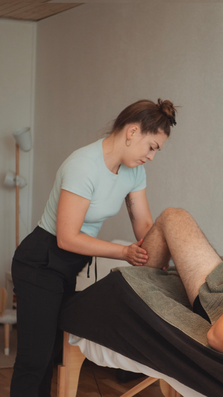 Une homme recevant un massage sur une table de massage.