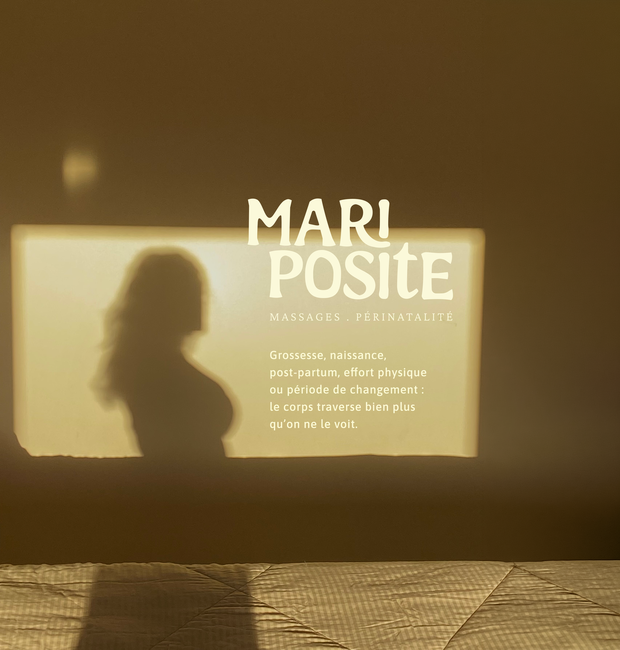 Une affiche promotionnelle pour un massage prénatal indique les bienfaits tels que grossesse, naissance, post-partum, effort physique ou période de changement, avec une silhouette féminine en arrière-plan.