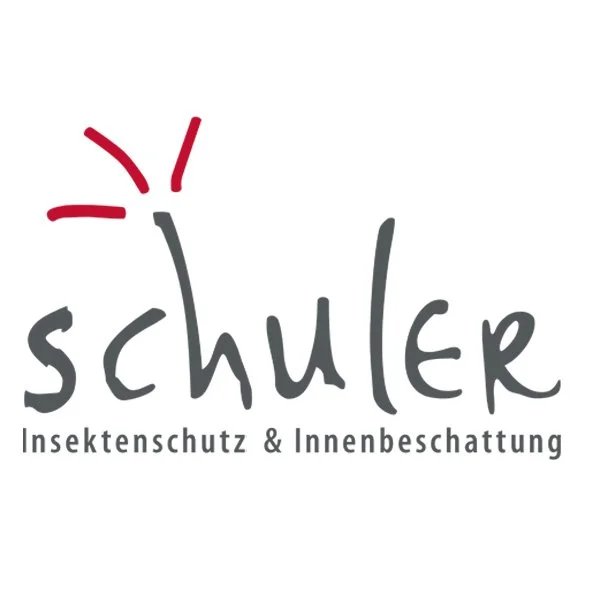 Logo mit dem Text "schuler" und dem Slogan "Insektenschutz & Innenbeschattung" darunter, mit einem stilisierten roten Sonnensymbol über dem Buchstaben 's'.