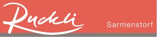 Logo mit dem Text 'Ruckli Sarmenstorf' auf orangerem Hintergrund.