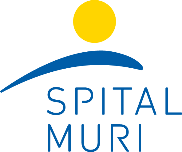 Logo eines Krankenhauses mit gelber Sonne, blauer Linie und blauer Schrift 'SPITAL MURI' auf weißem Hintergrund.