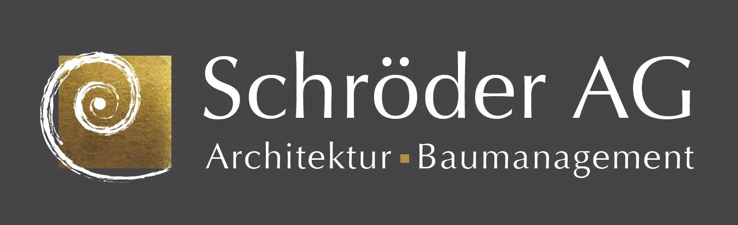 Logo der Firma Schröder AG mit einem goldenen Quadrat und einer weißen spiralförmigen Linie, daneben der Firmenname und die Tätigkeitsbereiche Architektur und Baumanagement