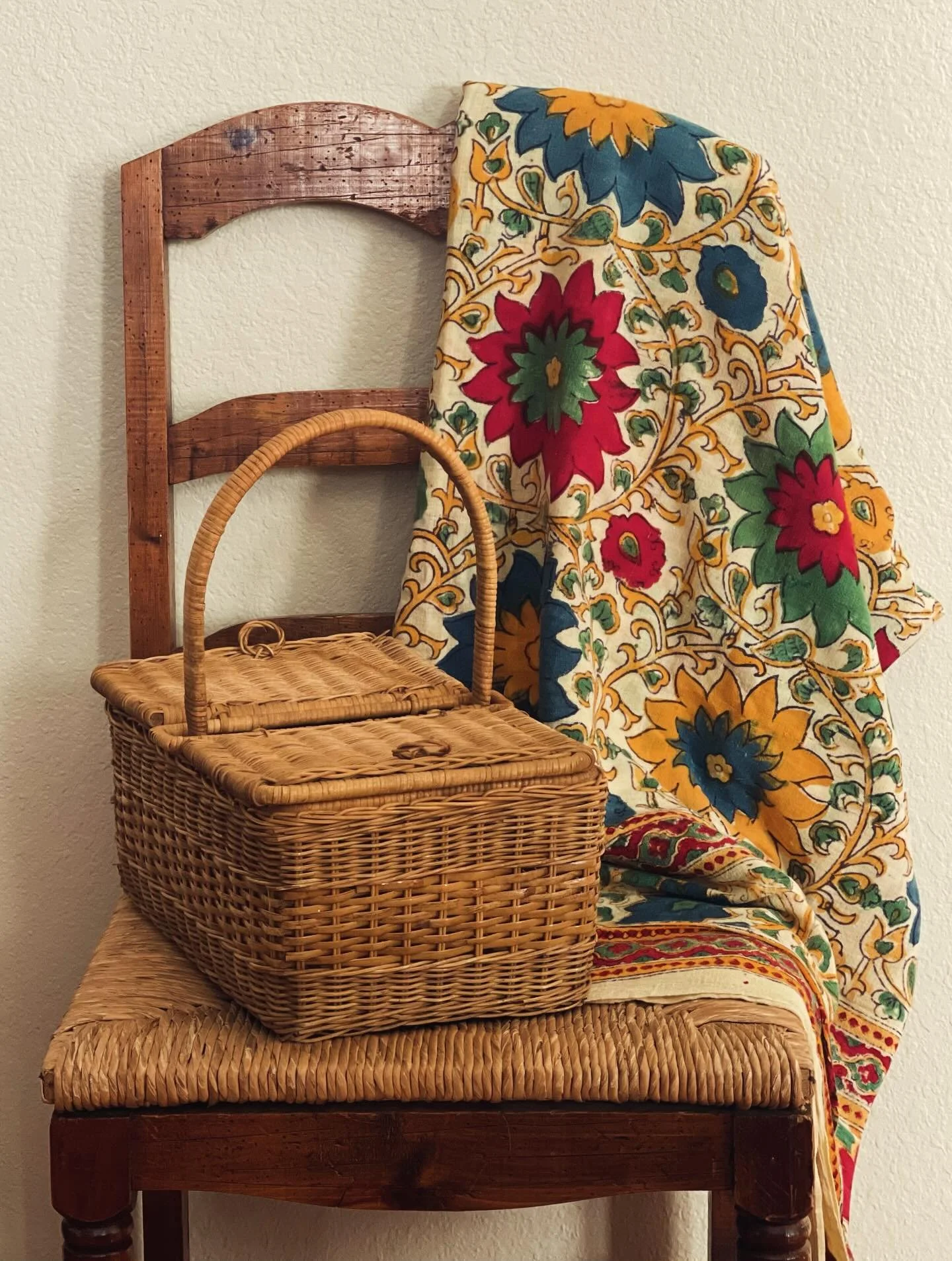 Little basket, big character. The kind of piece you keep forever. #vintagehome #thriftedhome #vintagefinds #cozyhomevibes #slowliving