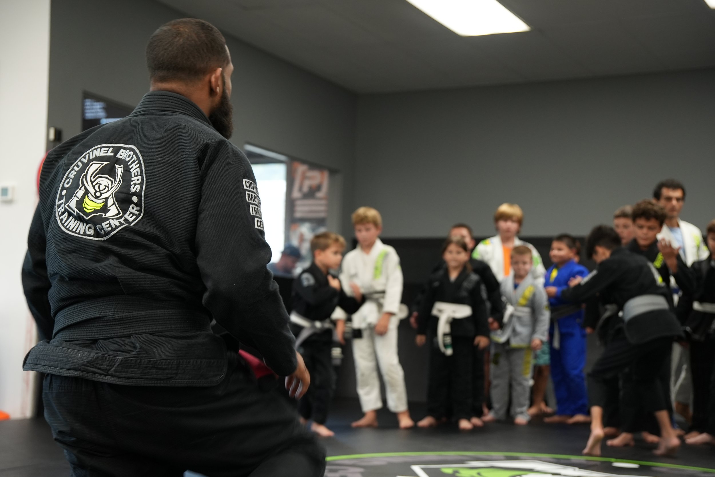 Martial arts instructor giving a demonstration to children in a martial arts training class.