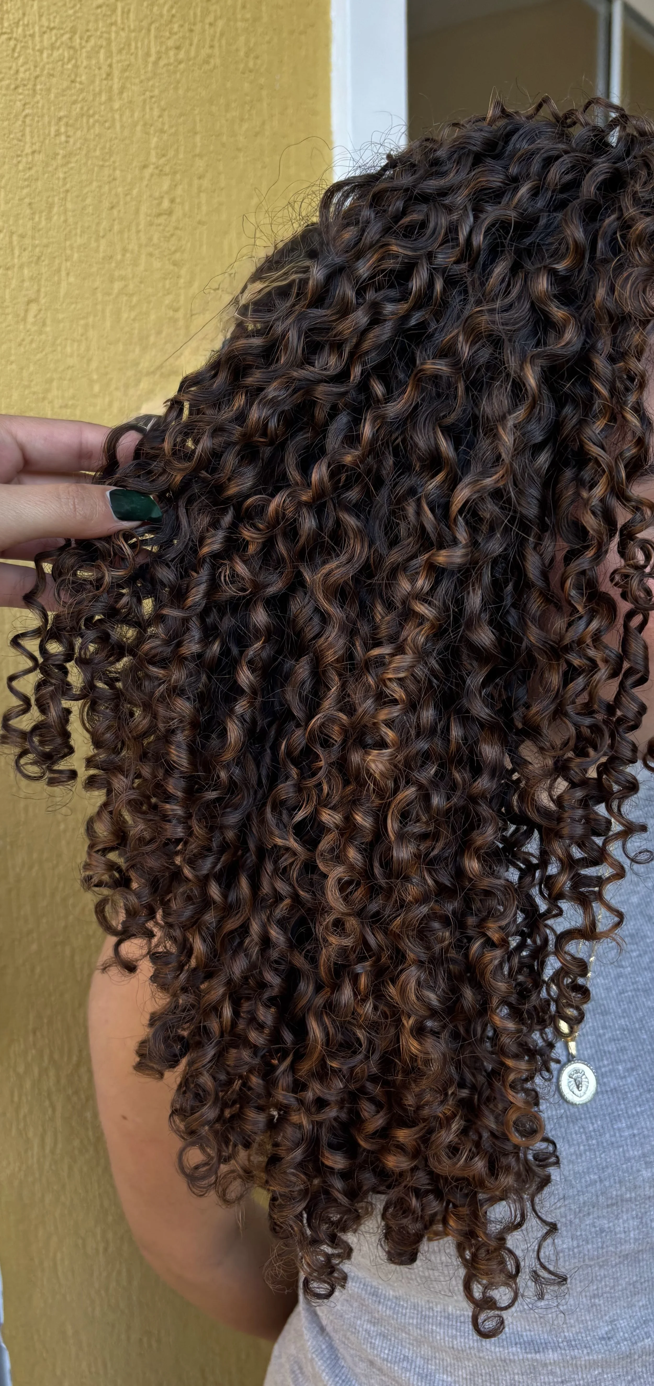 Mechas em cabelos cacheados: o que você precisa saber antes de clarear os fios
