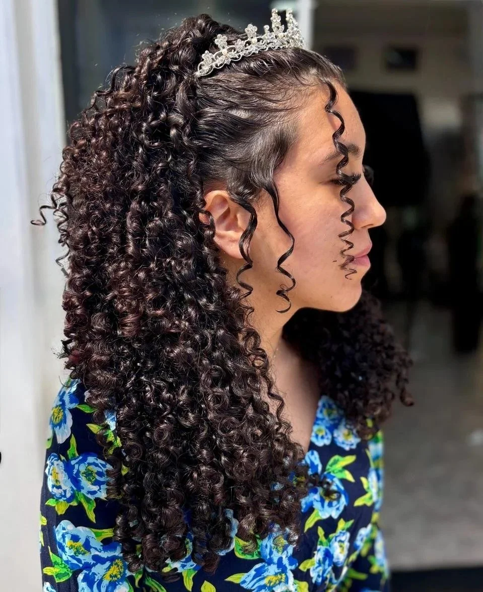 penteado para cabelos com curvaturas