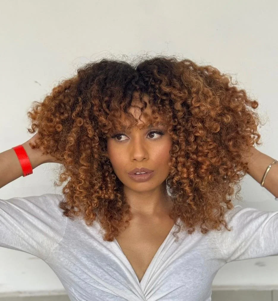 mechas ilumindas em cabelos cacheados