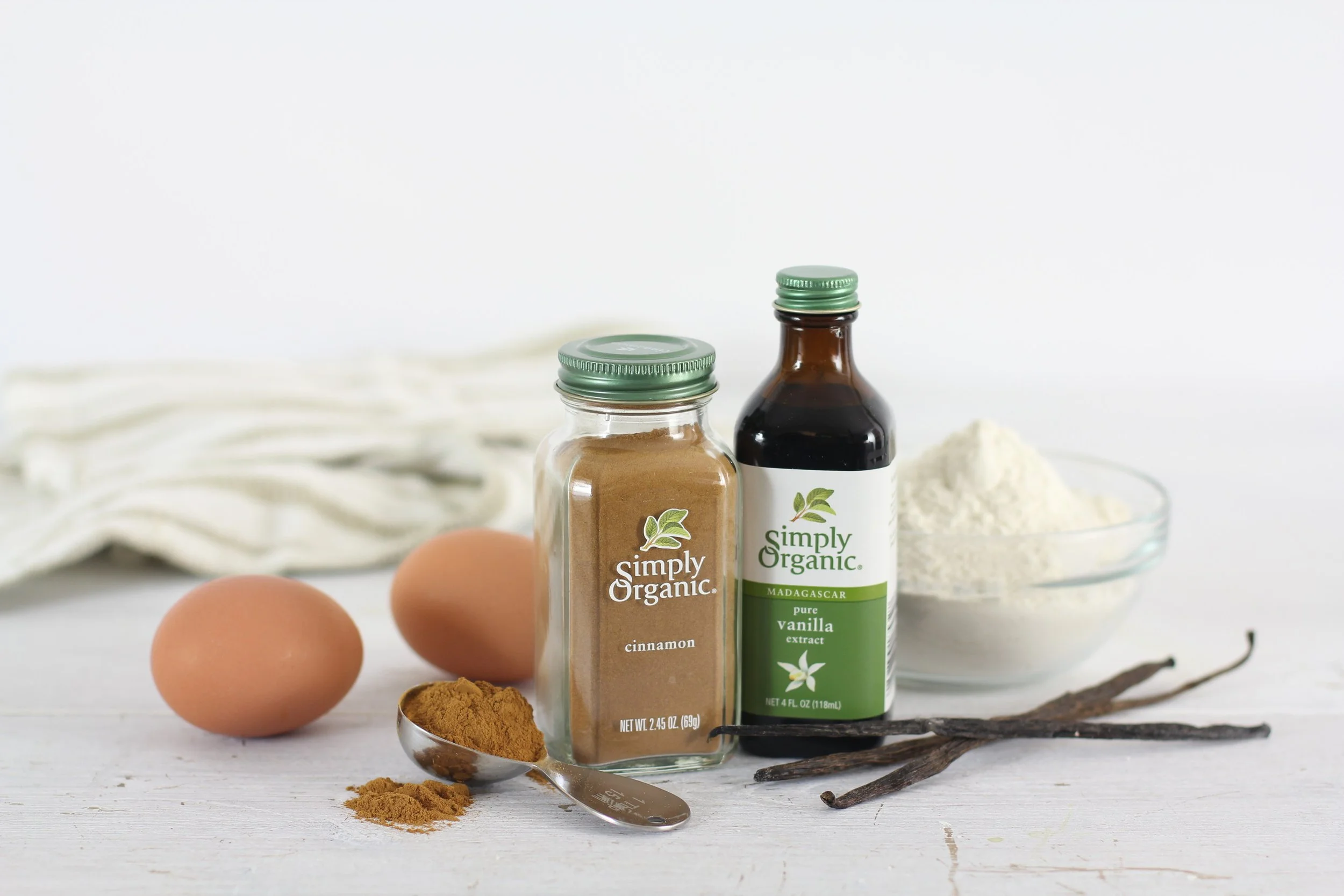 cinnamon-and-vanilla-white-background-1466878.jpg