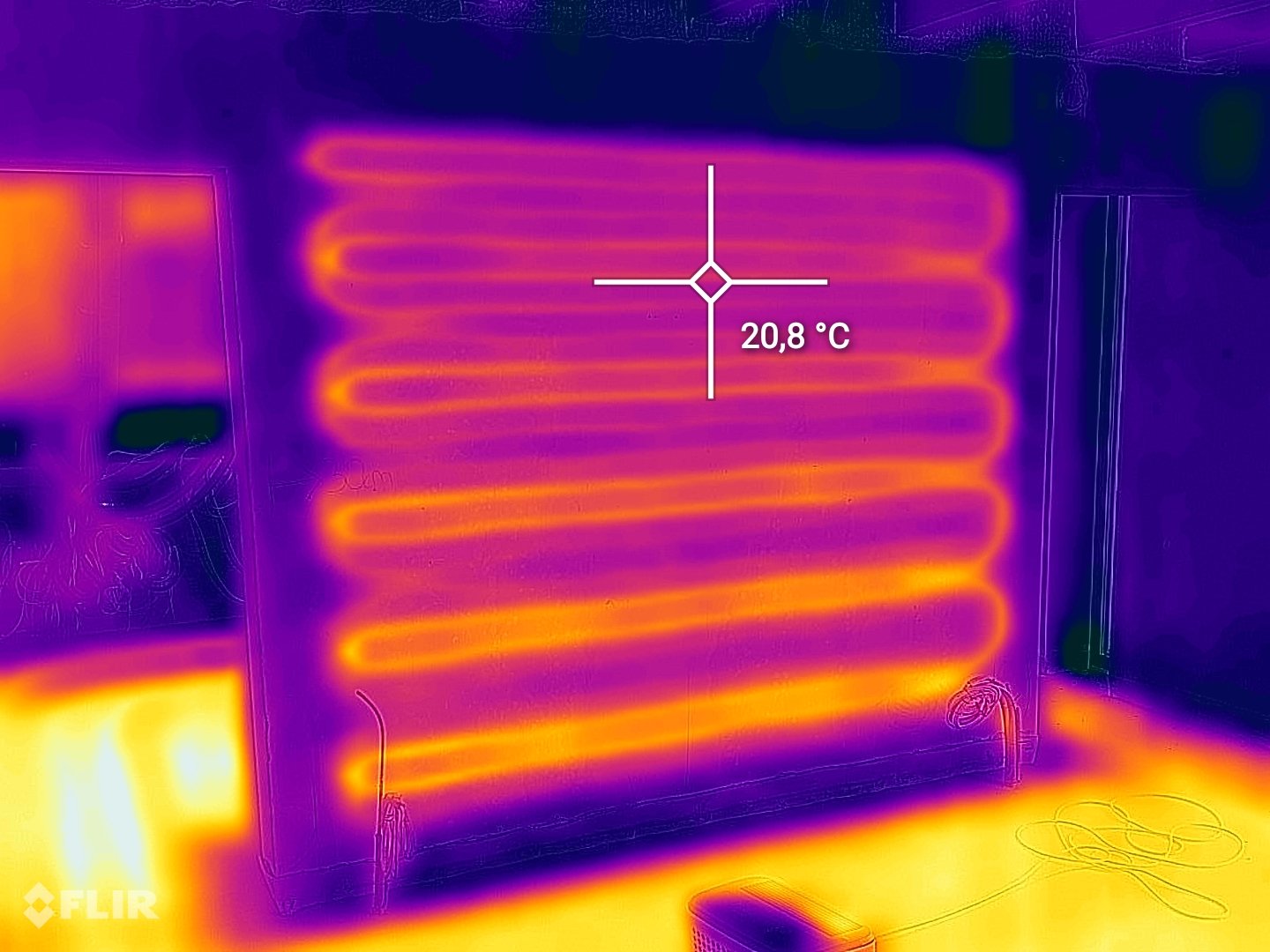 Thermal image of a wall-mounted radiator with a measurement of 20.8°C at the center.