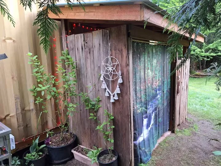 Full glamping bathroom.