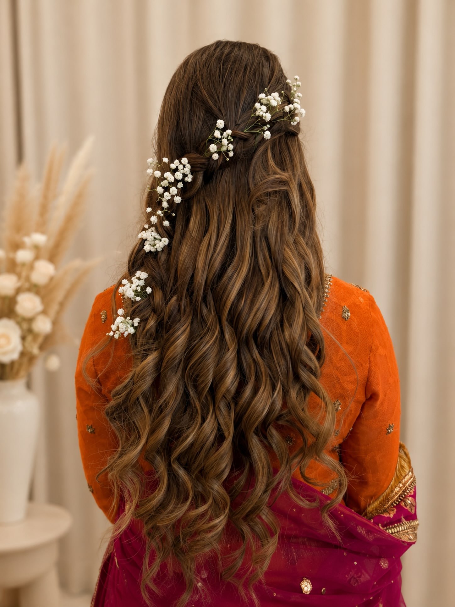 Delicate twists, cascading curls, and baby&rsquo;s breath woven throughout create the perfect mehendi hairstyle for the modern romantic. 🤍
.
.
Luxury Bridal Hair by Salwa Beauty Atelier
Toronto &amp; Destination Bridal Beauty
.
.

✨ Now booking 2026