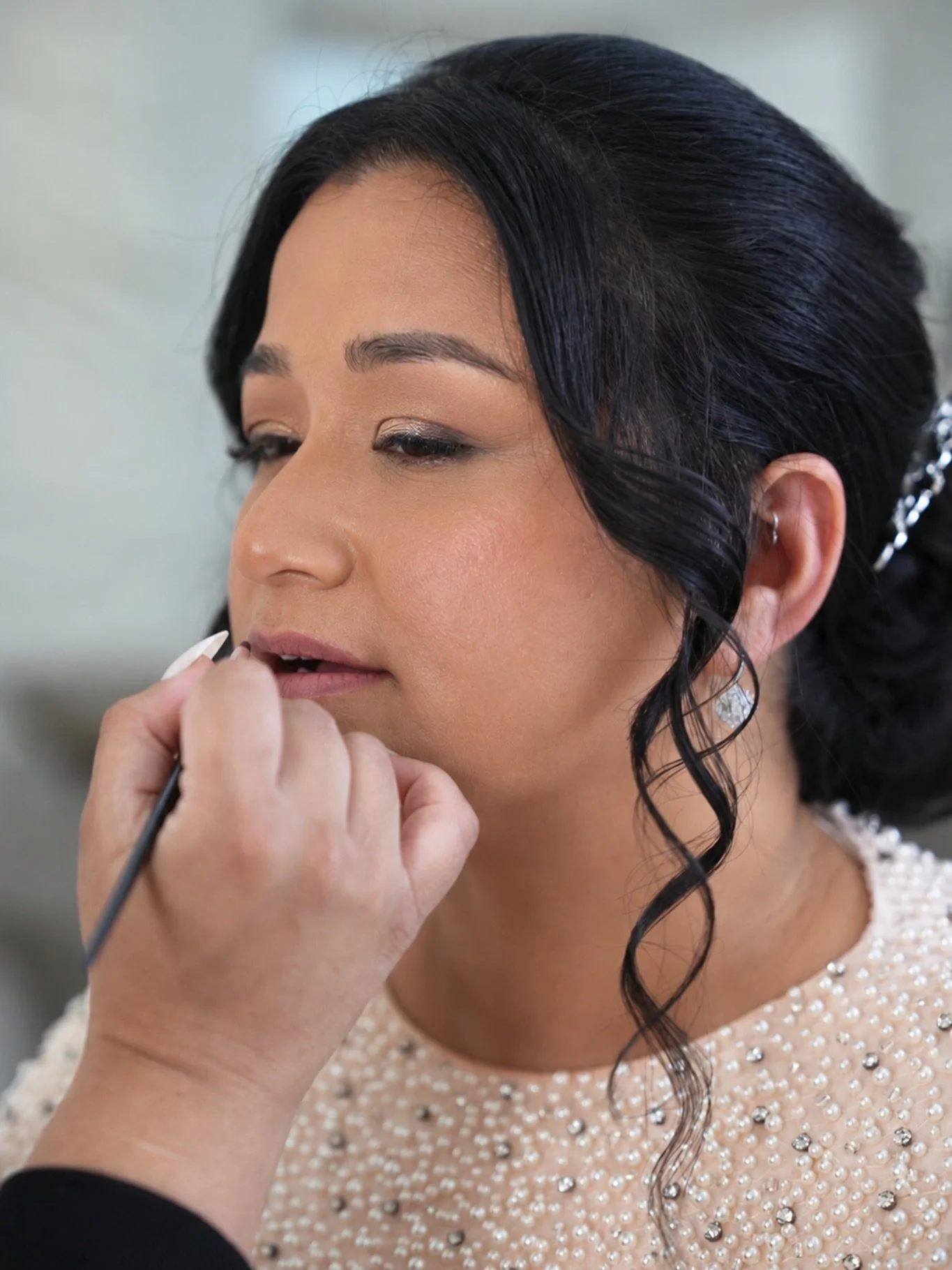 The final touches before a moment she&rsquo;ll always remember. 🤍

Planning your Toronto wedding? Check your date through the link in my bio.

#torontobride