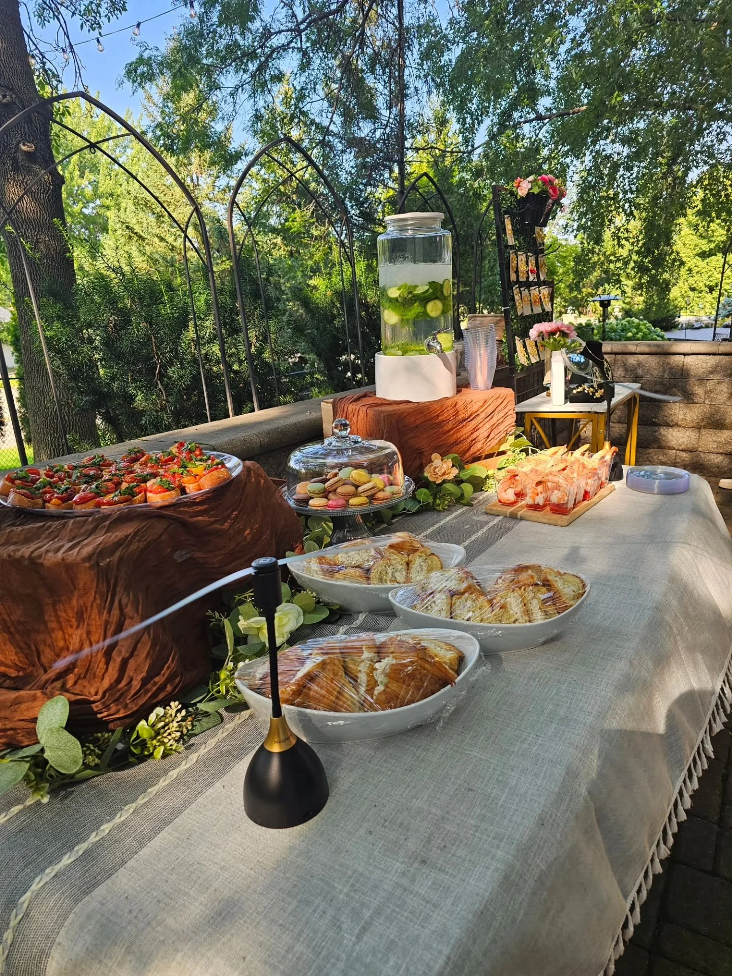Summer social networking 💐

Event planner: @sparksocietyeventsmn 
Jewelry: @luchybijoux
Backdrop Designer: @meipopcreations

#eventplanner #eventorganizer #design #networking #smallbusinesslove