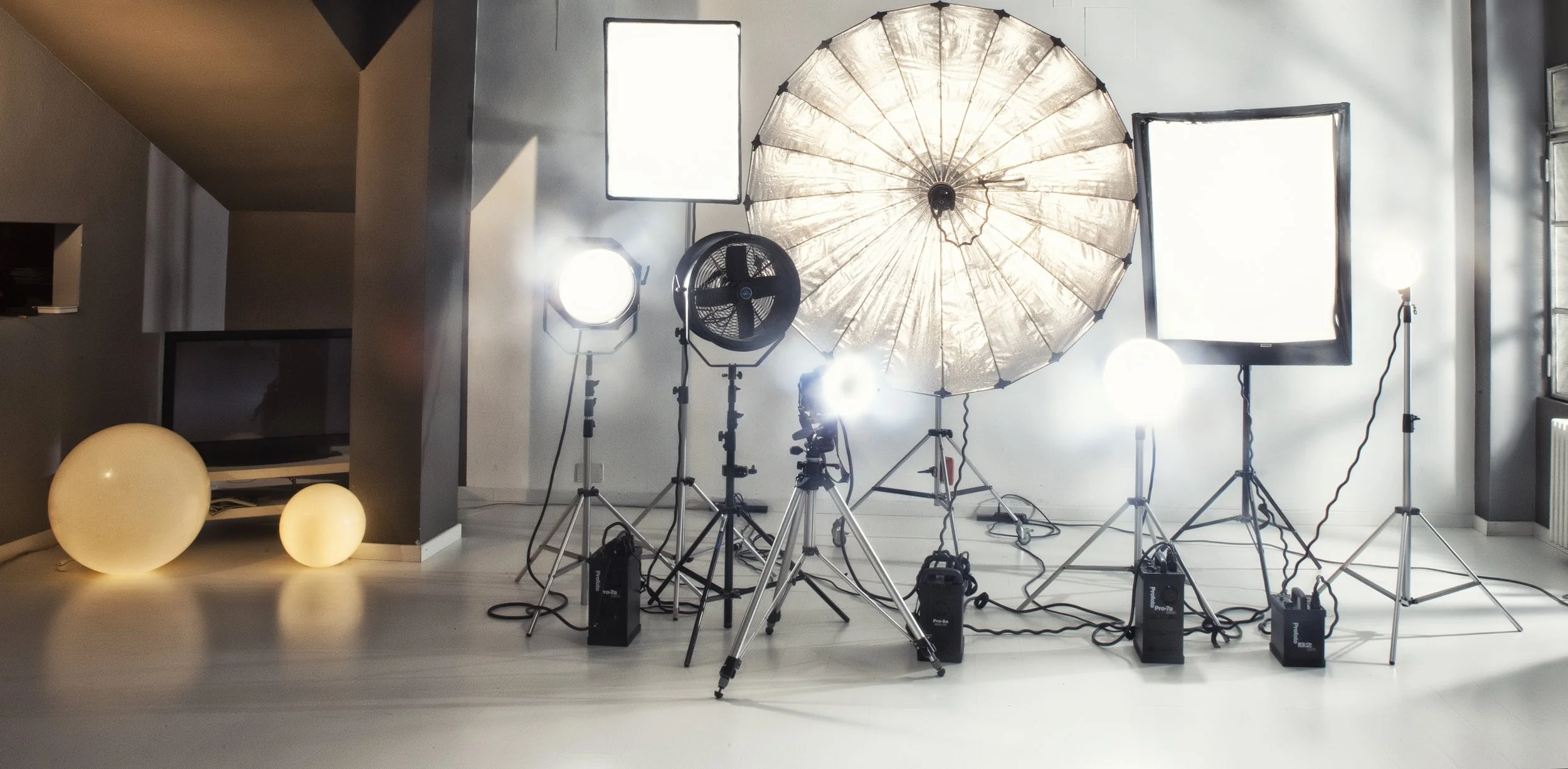 Luci e materiale per produzioni fotografiche presso Insight Studio Milano. Dalle finestre si vede un effetto daylight, creato artificialmente con illuminazione dall'esterno.