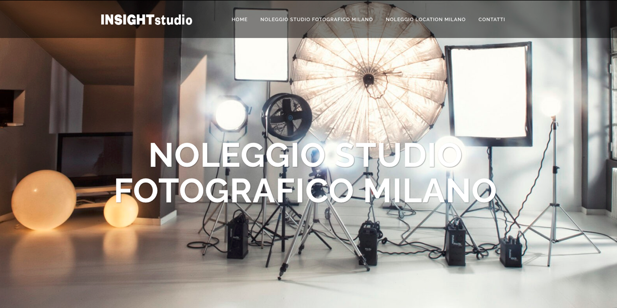 Interno di uno studio fotografico con attrezzature di illuminazione e sfondo. Logo e testo 'NOLEGGIO STUDIO FOTOGRAFICO MILANO' in primo piano.