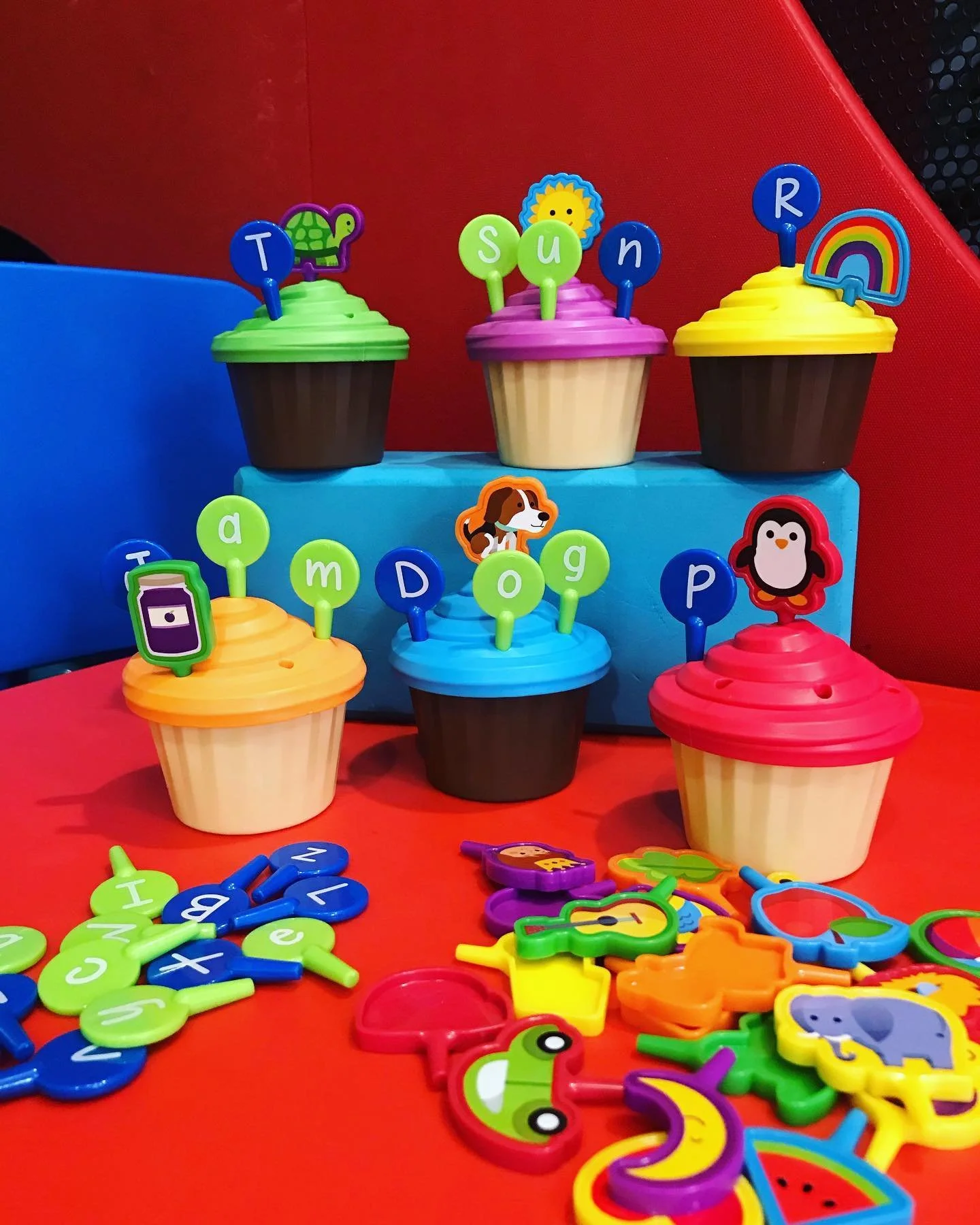 ABC CUPCAKE TOPPERS 🧁 
This is my new favourite resource from @learningresources!!
I have been using it sessions for fine motor development, letter recognition, upper/lower case meter differentiation, spelling and even some pretend play! 
It&rsquo;s