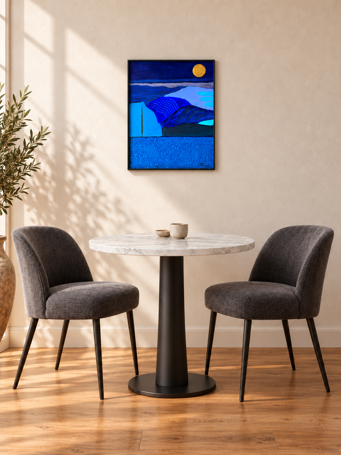 Wit marmeren tafel en hoger blauw schilderij.png