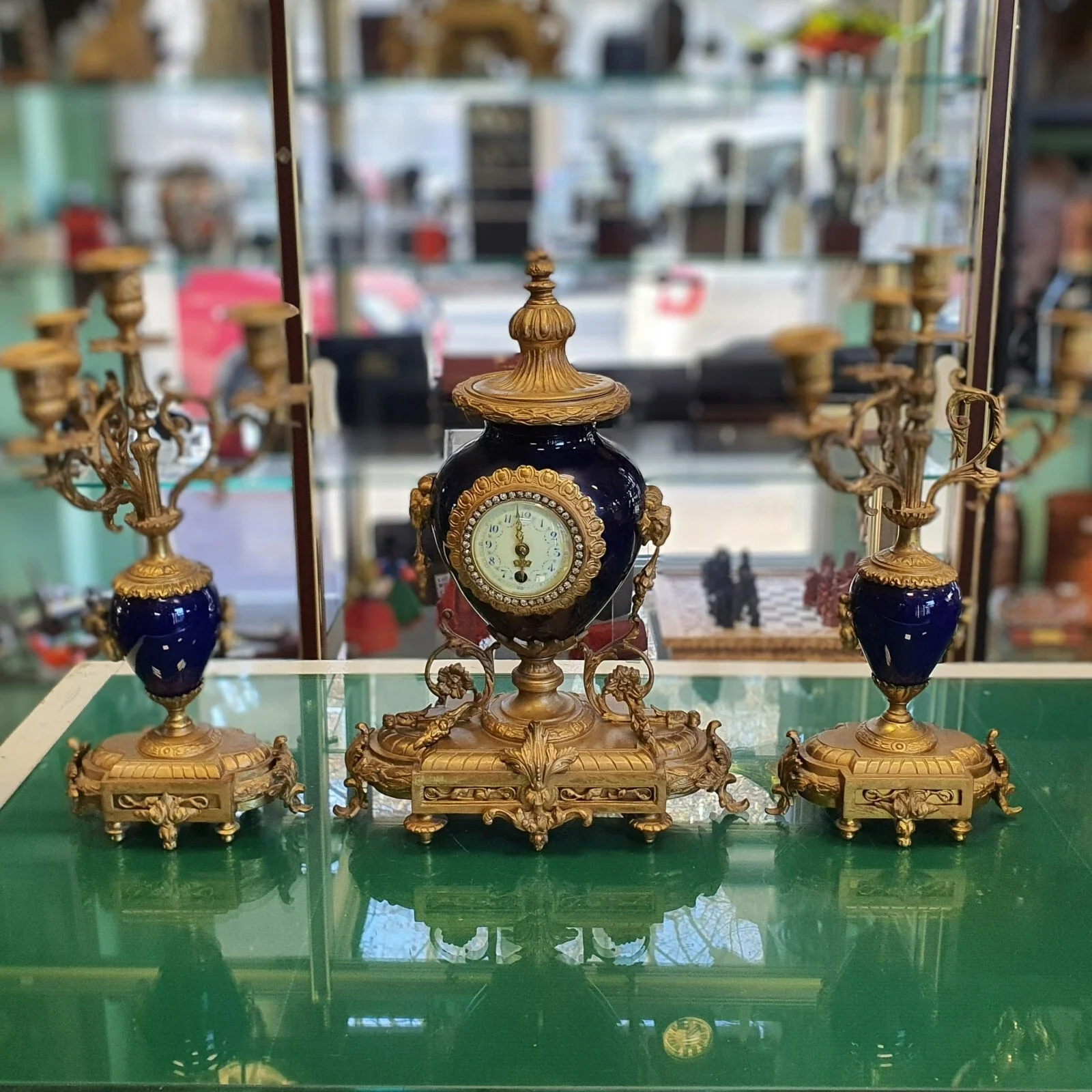 Orologio da tavolo con candelieri