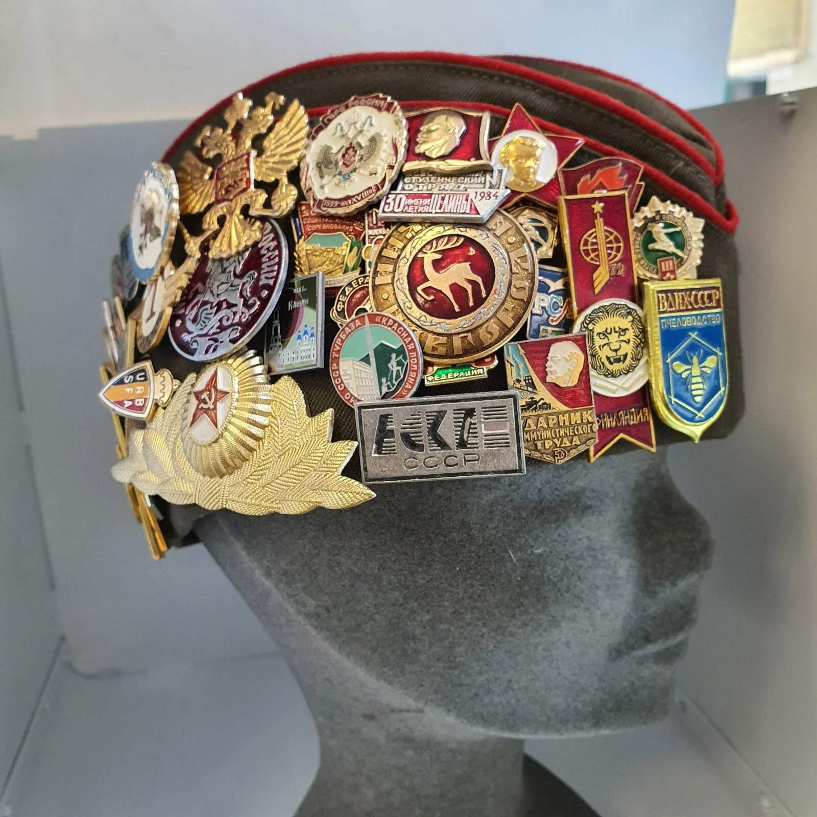 Cappello militare russo con spille