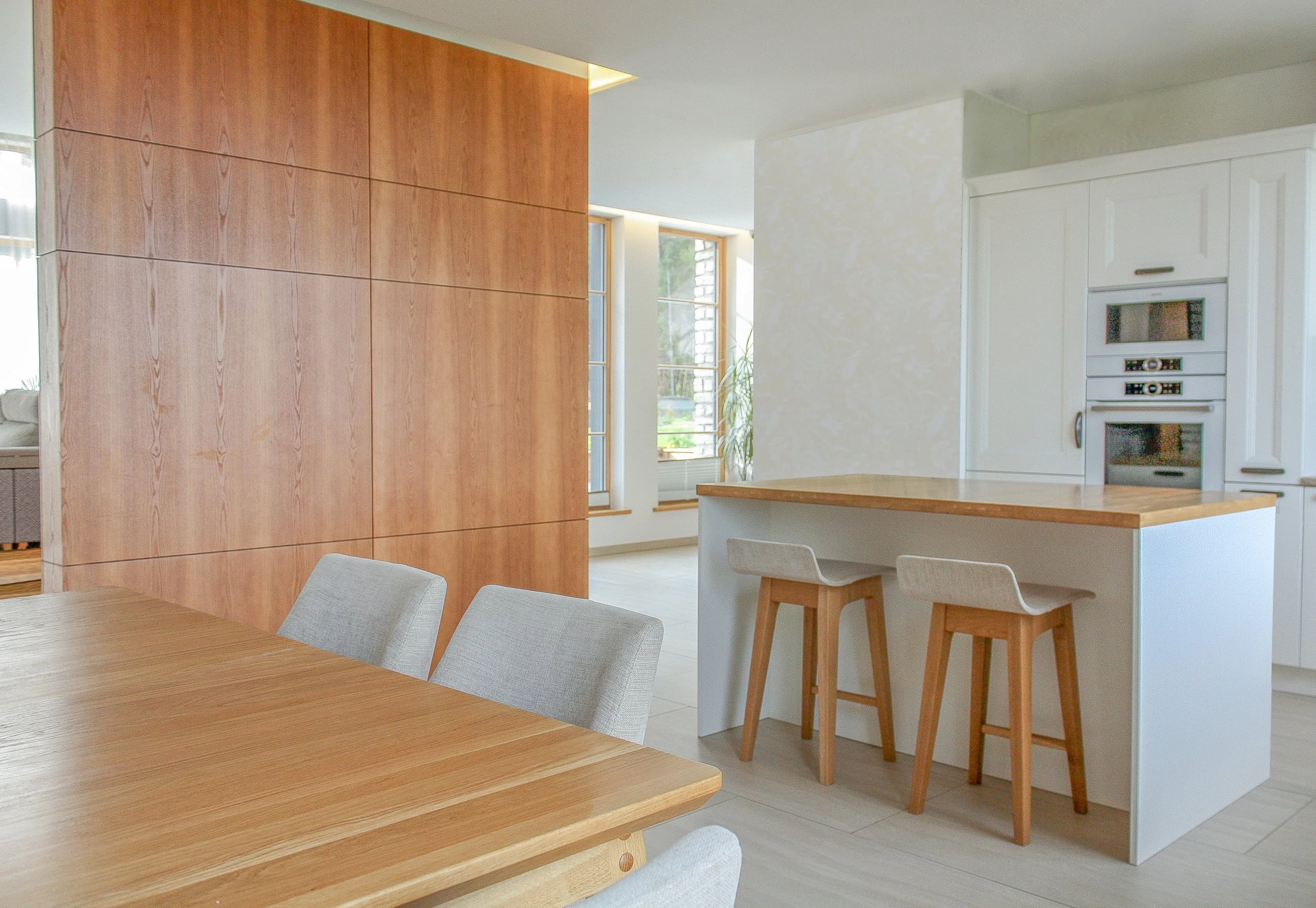Köök ja söögiala kaasaegses villas — MOI Arhitektuuribüroo, ideest ehitusloa ja tööprojektini.