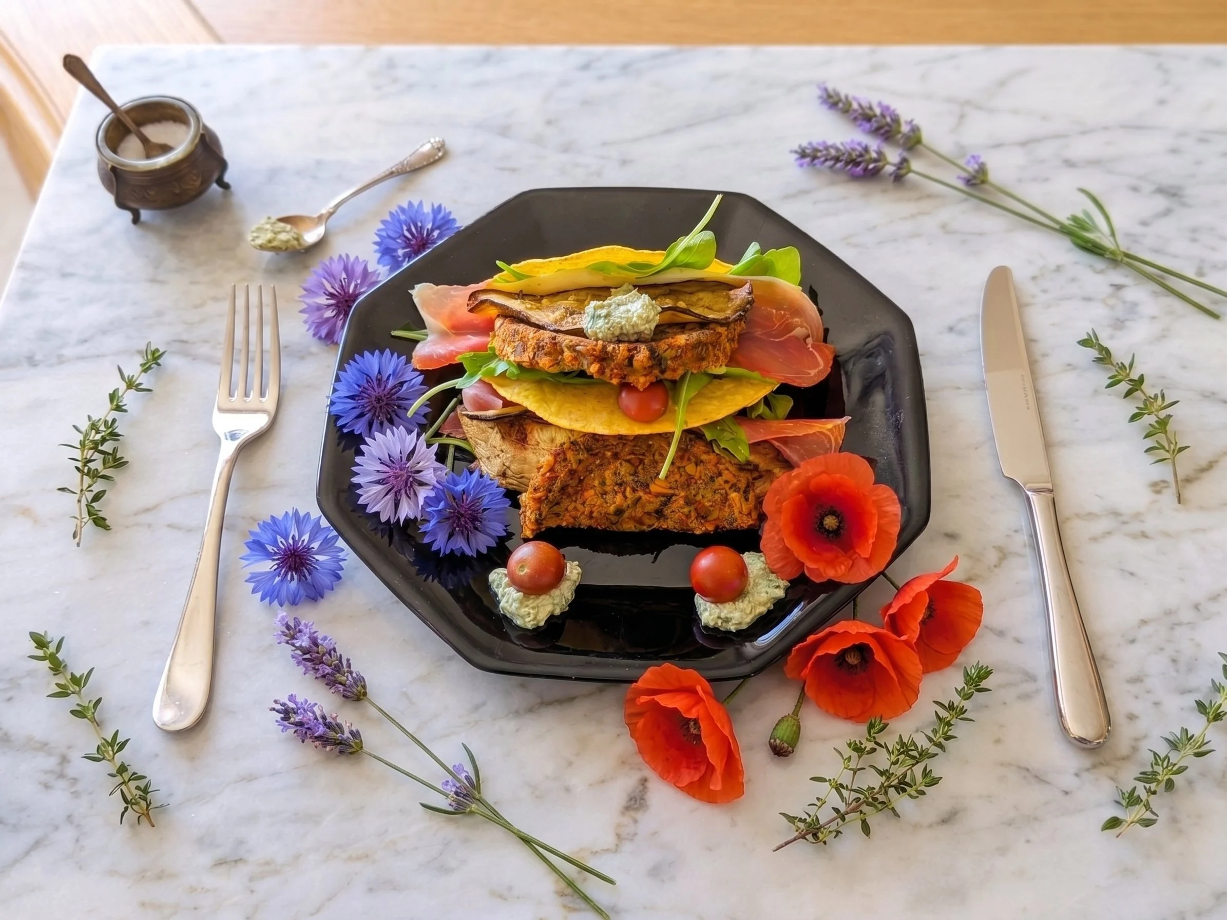 repas avec un hamburger végétarien