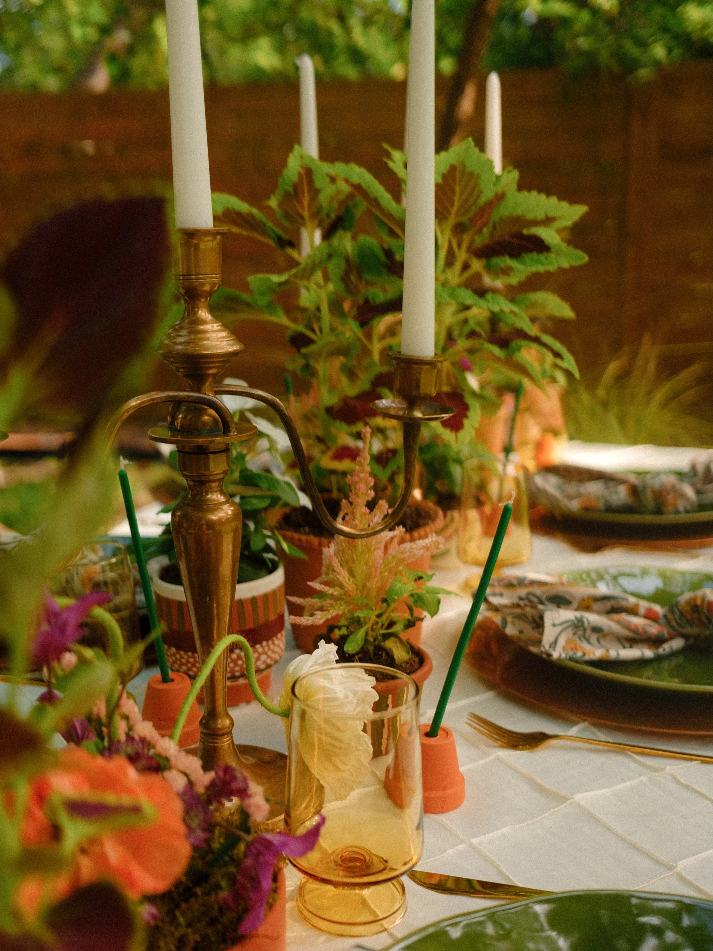 There&rsquo;s something magical about an earthy table setup 🌱

📸 @thearchivist_rachelmeagan 
Rentals: @wildvioletrentals 

#dallaswedding #dallasflorist #eventflorist #dearmadalynn #weddingflorist